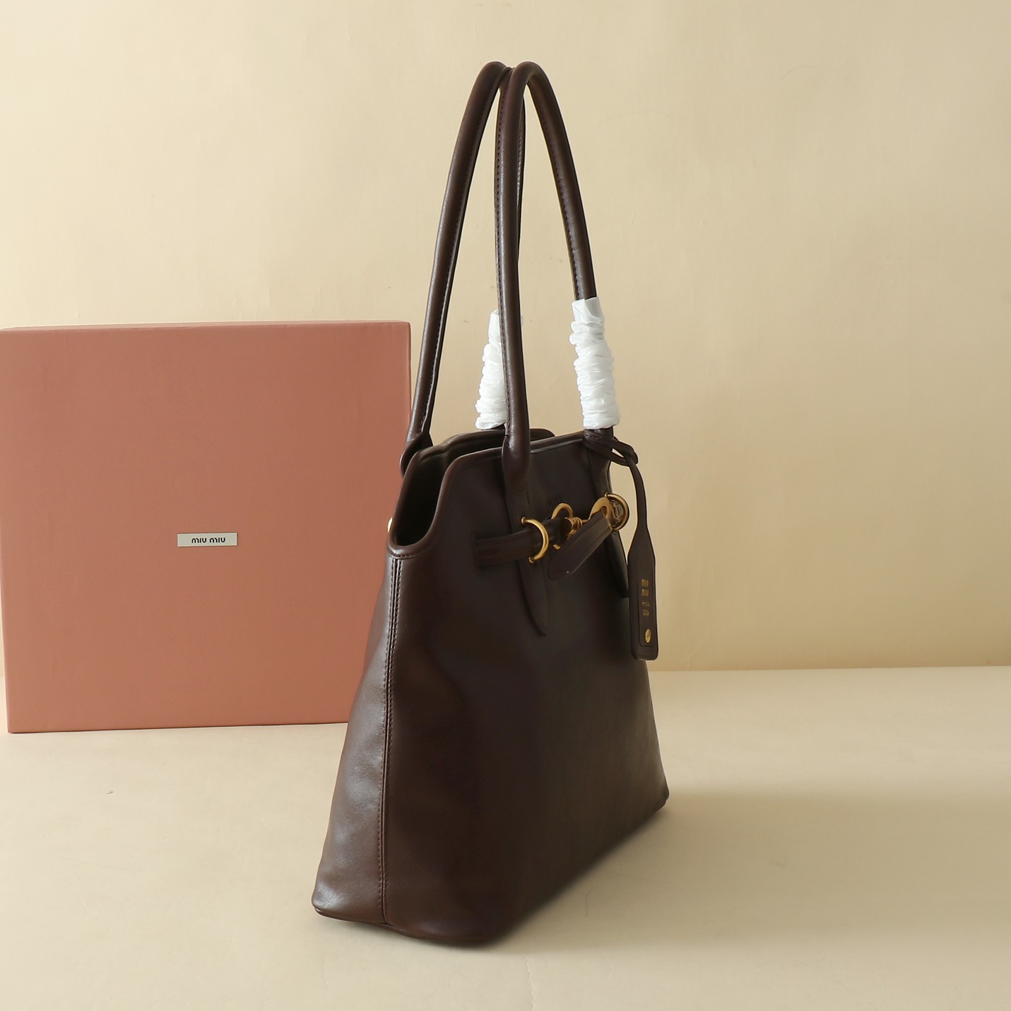 🐂 MiuMiu官网女包
这款AventureNap-pa皮革手袋灵感源自MiuMi u典藏设计，结构经