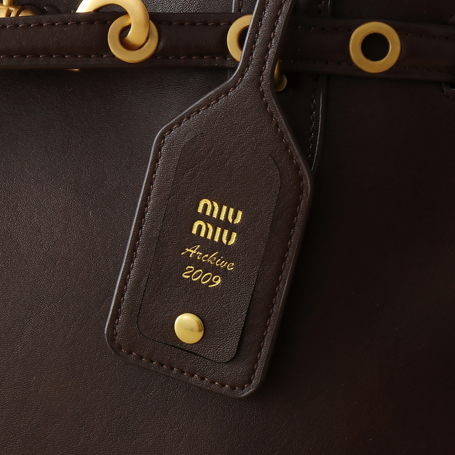 🐂 MiuMiu官网女包
这款AventureNap-pa皮革手袋灵感源自MiuMi u典藏设计，结构经