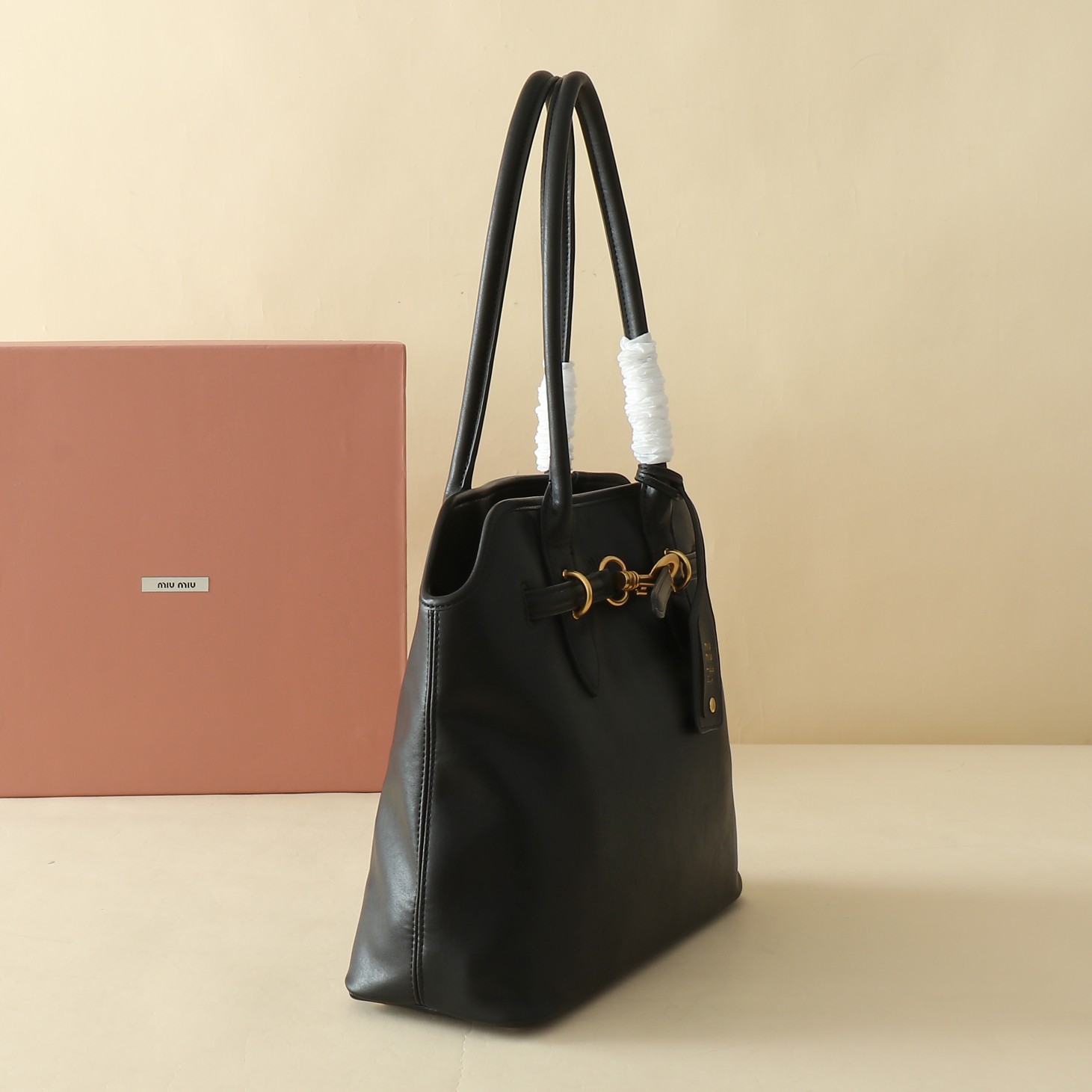 🐂 MiuMiu官网女包
这款AventureNap-pa皮革手袋灵感源自MiuMi u典藏设计，结构经