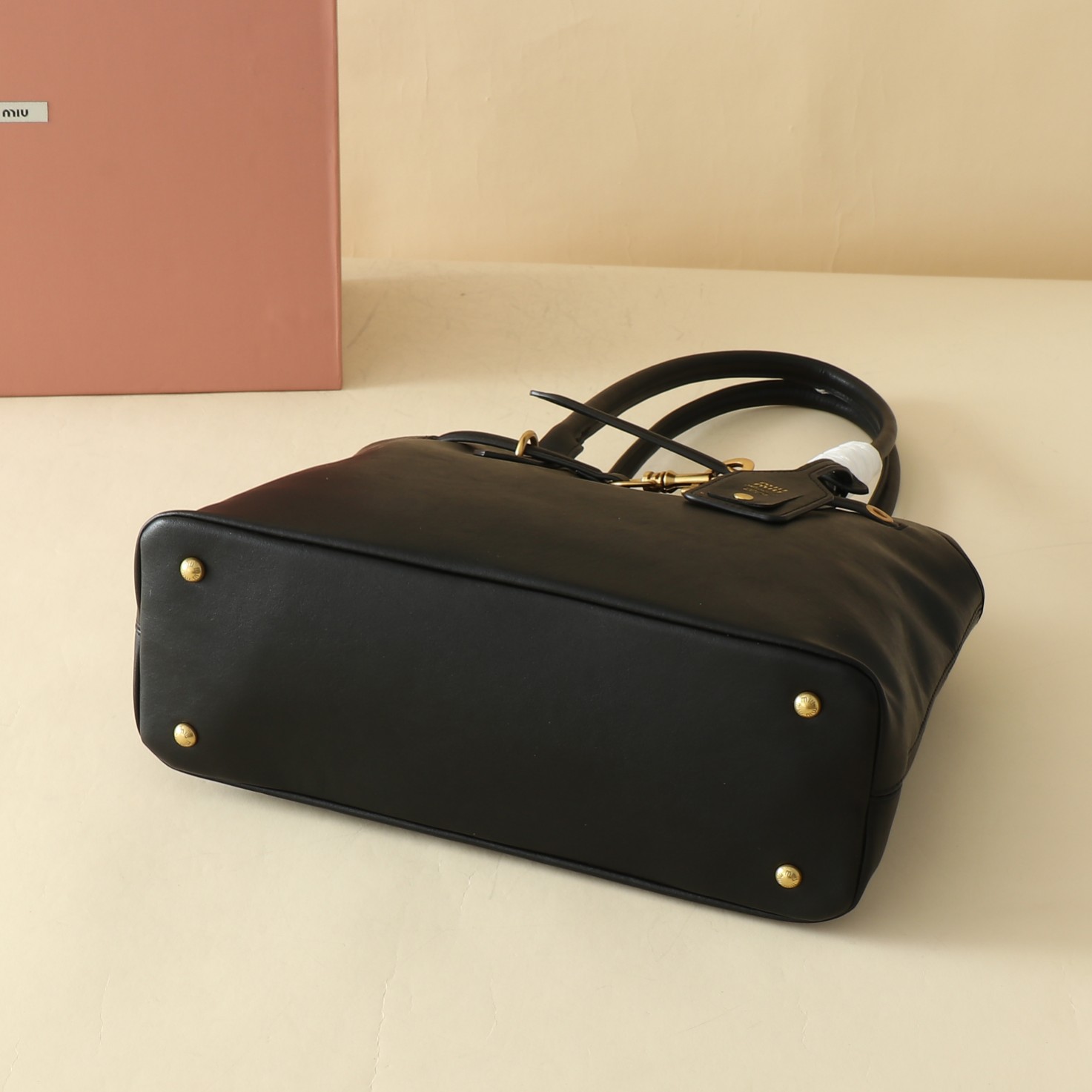 🐂 MiuMiu官网女包
这款AventureNap-pa皮革手袋灵感源自MiuMi u典藏设计，结构经