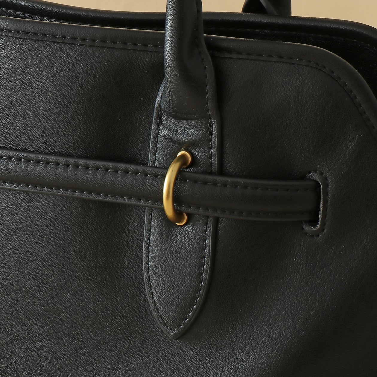 🐂 MiuMiu官网女包
这款AventureNap-pa皮革手袋灵感源自MiuMi u典藏设计，结构经