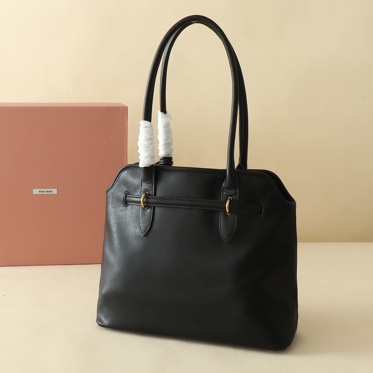 🐂 MiuMiu官网女包
这款AventureNap-pa皮革手袋灵感源自MiuMi u典藏设计，结构经