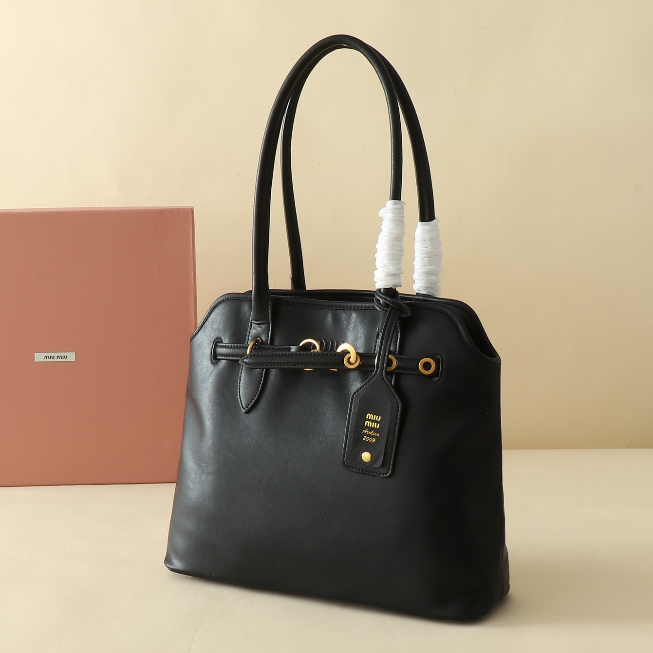 🐂 MiuMiu官网女包
这款AventureNap-pa皮革手袋灵感源自MiuMi u典藏设计，结构经