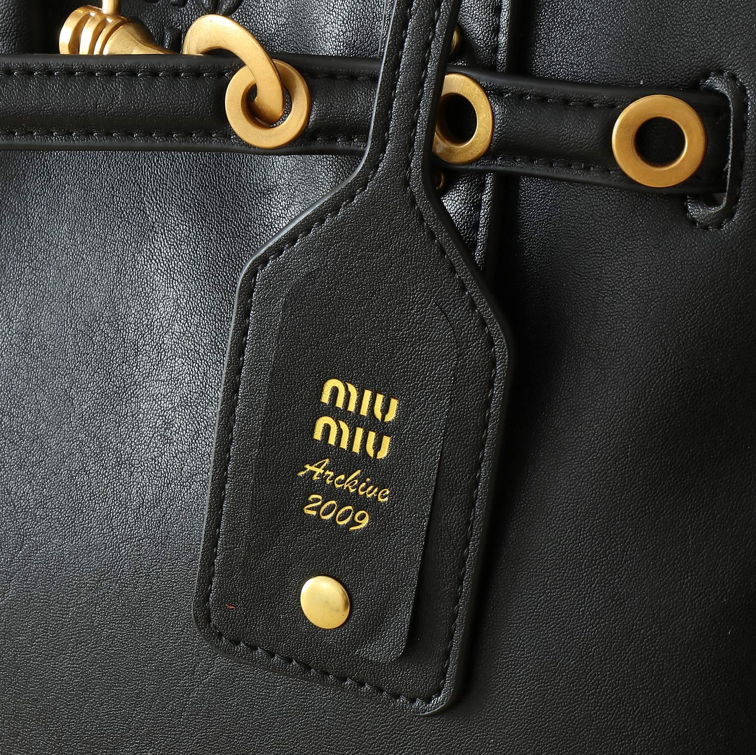 🐂 MiuMiu官网女包
这款AventureNap-pa皮革手袋灵感源自MiuMi u典藏设计，结构经