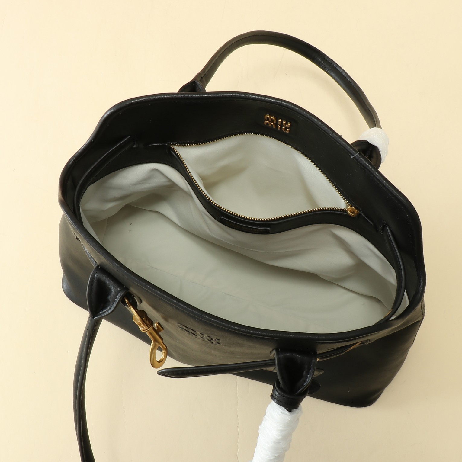 🐂 MiuMiu官网女包
这款AventureNap-pa皮革手袋灵感源自MiuMi u典藏设计，结构经