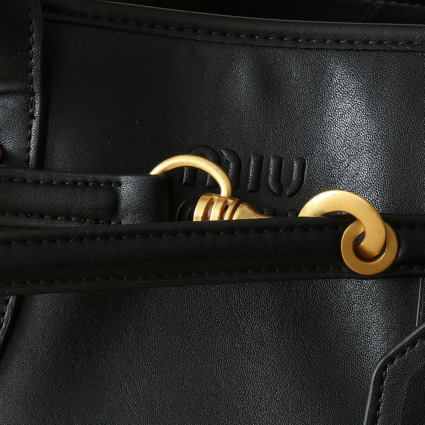 🐂 MiuMiu官网女包
这款AventureNap-pa皮革手袋灵感源自MiuMi u典藏设计，结构经