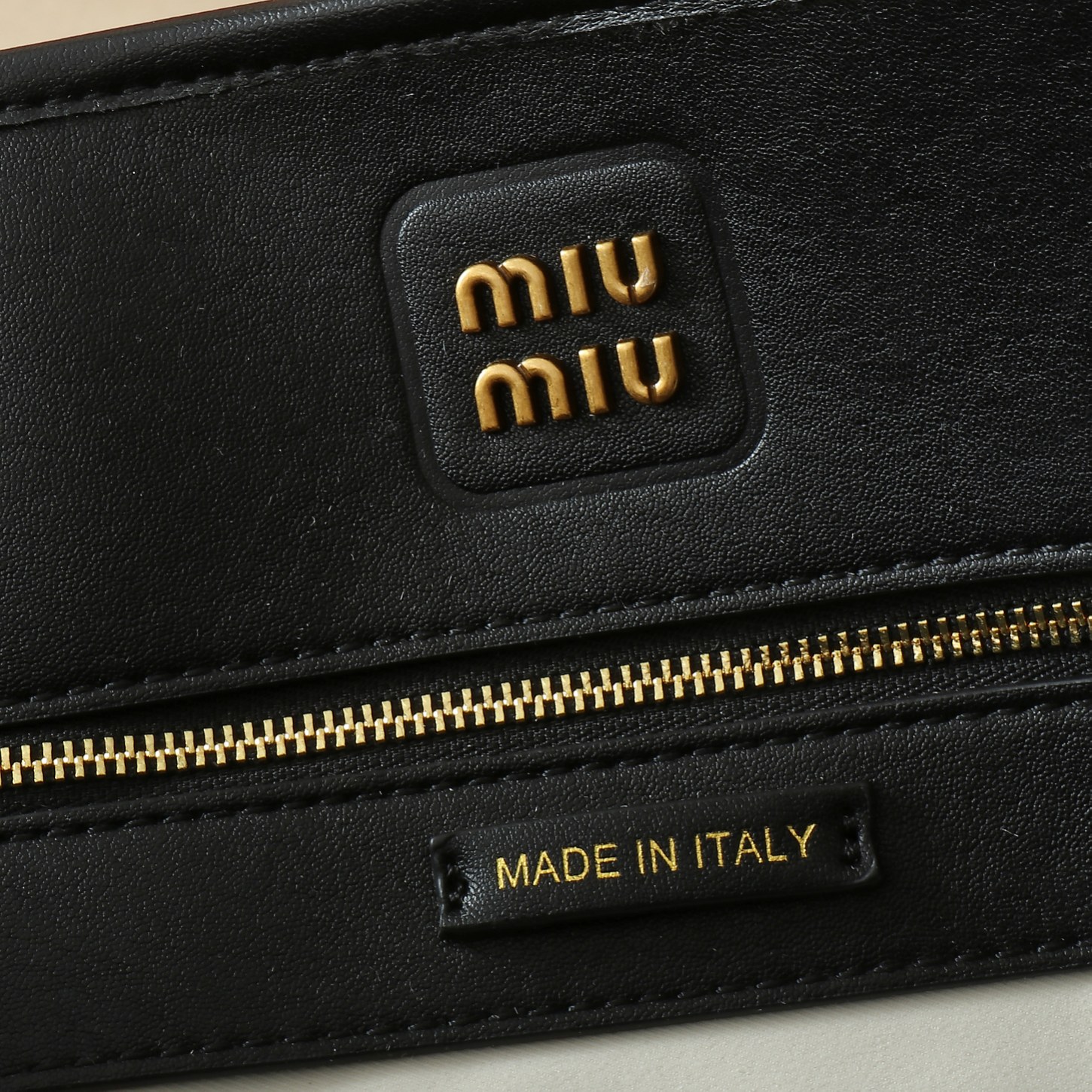 🐂 MiuMiu官网女包
这款AventureNap-pa皮革手袋灵感源自MiuMi u典藏设计，结构经