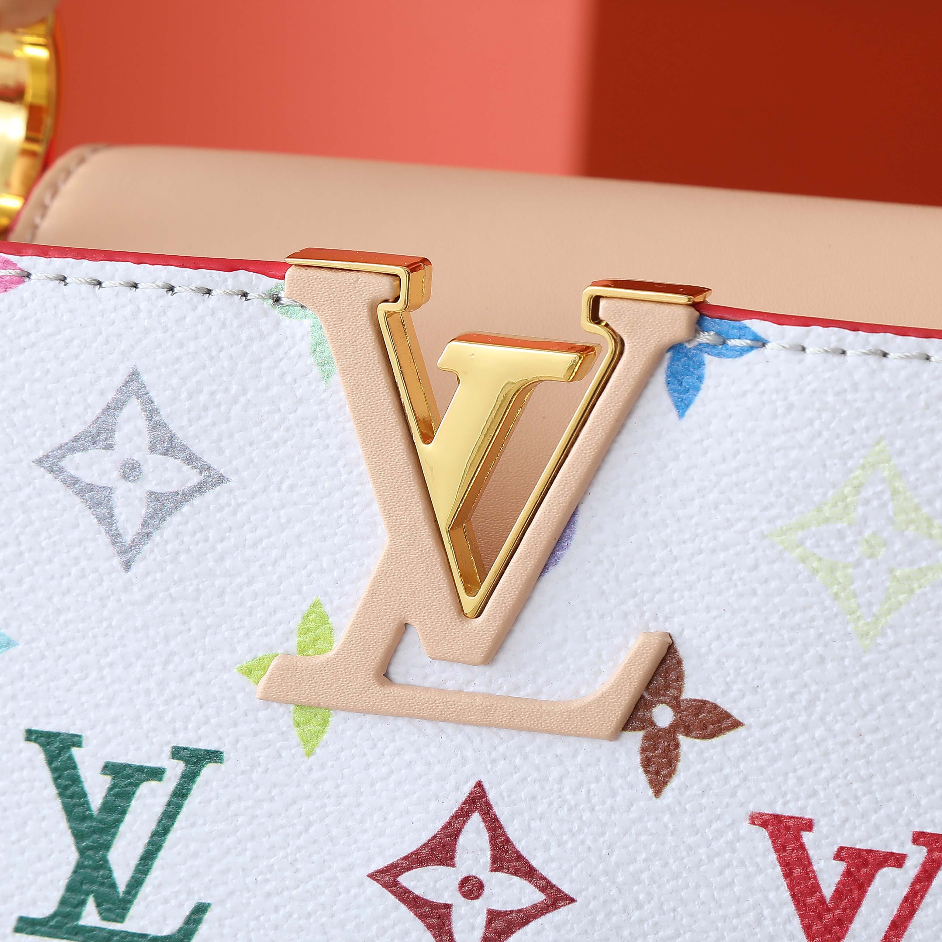 ❗️型号:94740独家实拍丝滑小牛皮手柄玩转材质碰撞,再令 LV 扭锁呼应整体色彩。全皮荔枝纹手腕盖头