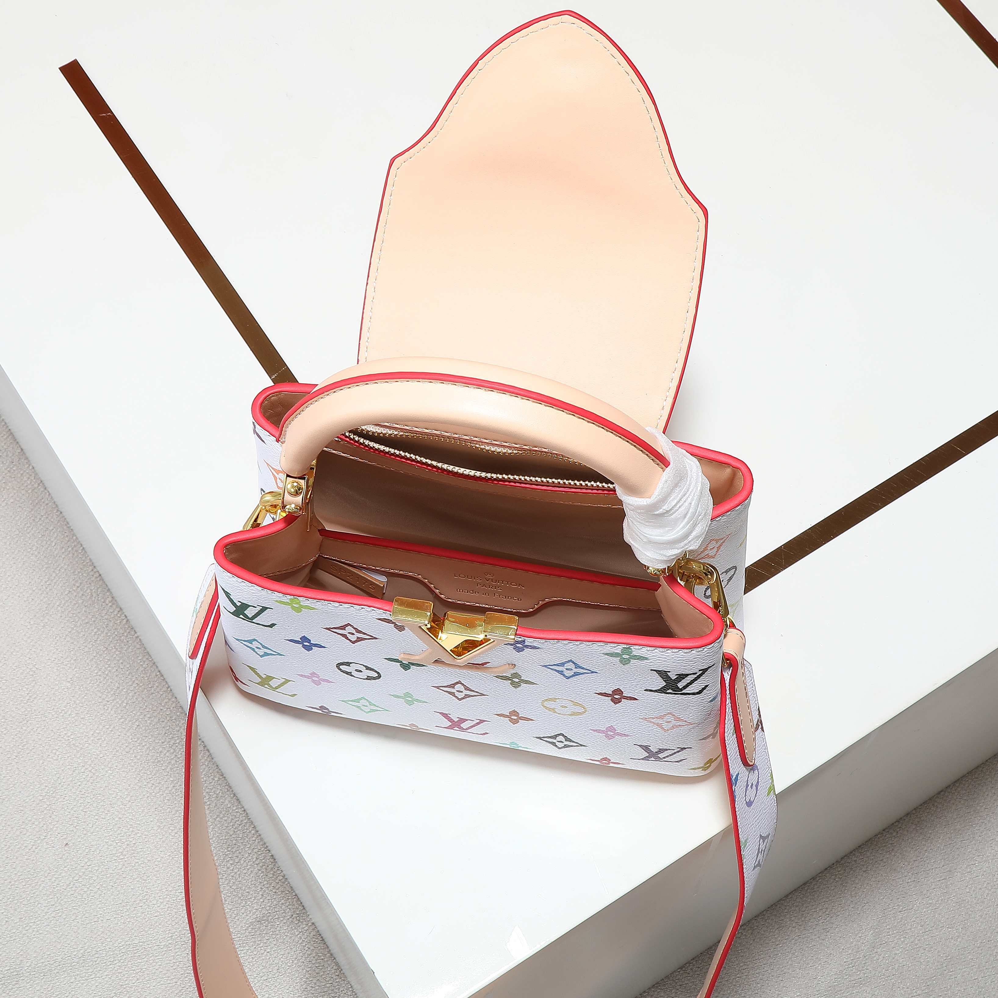 20*14cm(小)
L家Cap-ucines手袋
全粒纹Taurillon牛皮裁制感觉低调但有奢华质