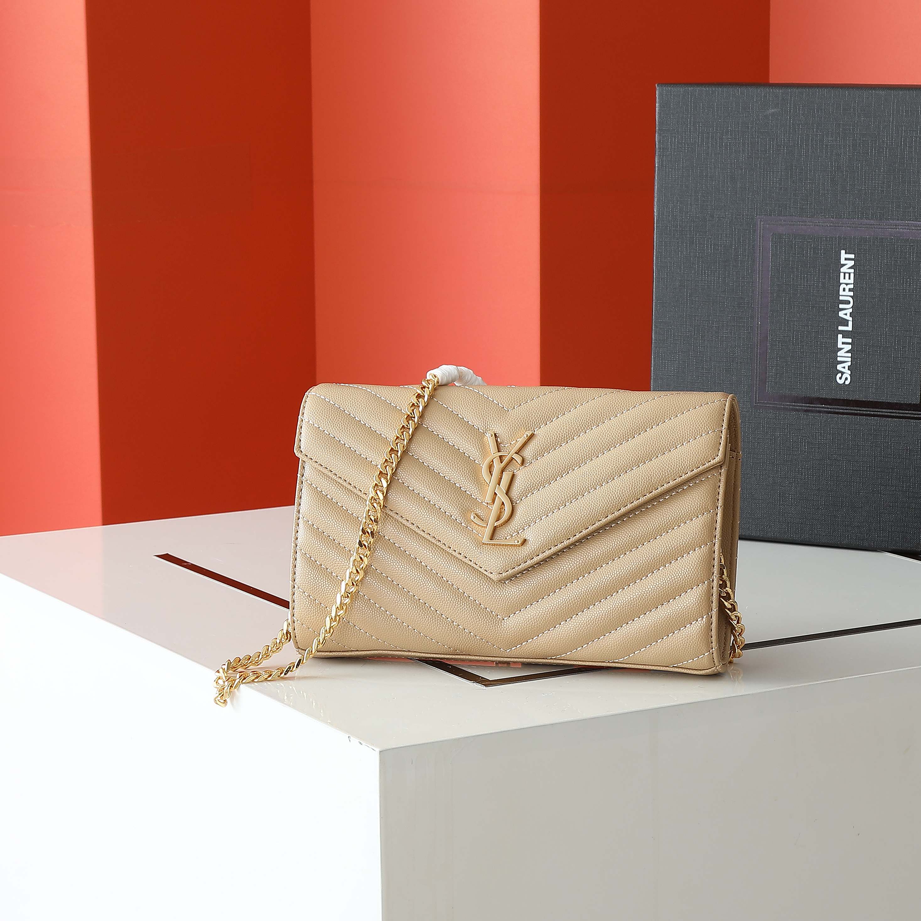 黑色金扣高品质✨真正高质量，经典爆款🔥圣家-正面翻盖皮夹，附可拆卸金属链条，金属互扣式 Y 标志，提花凸