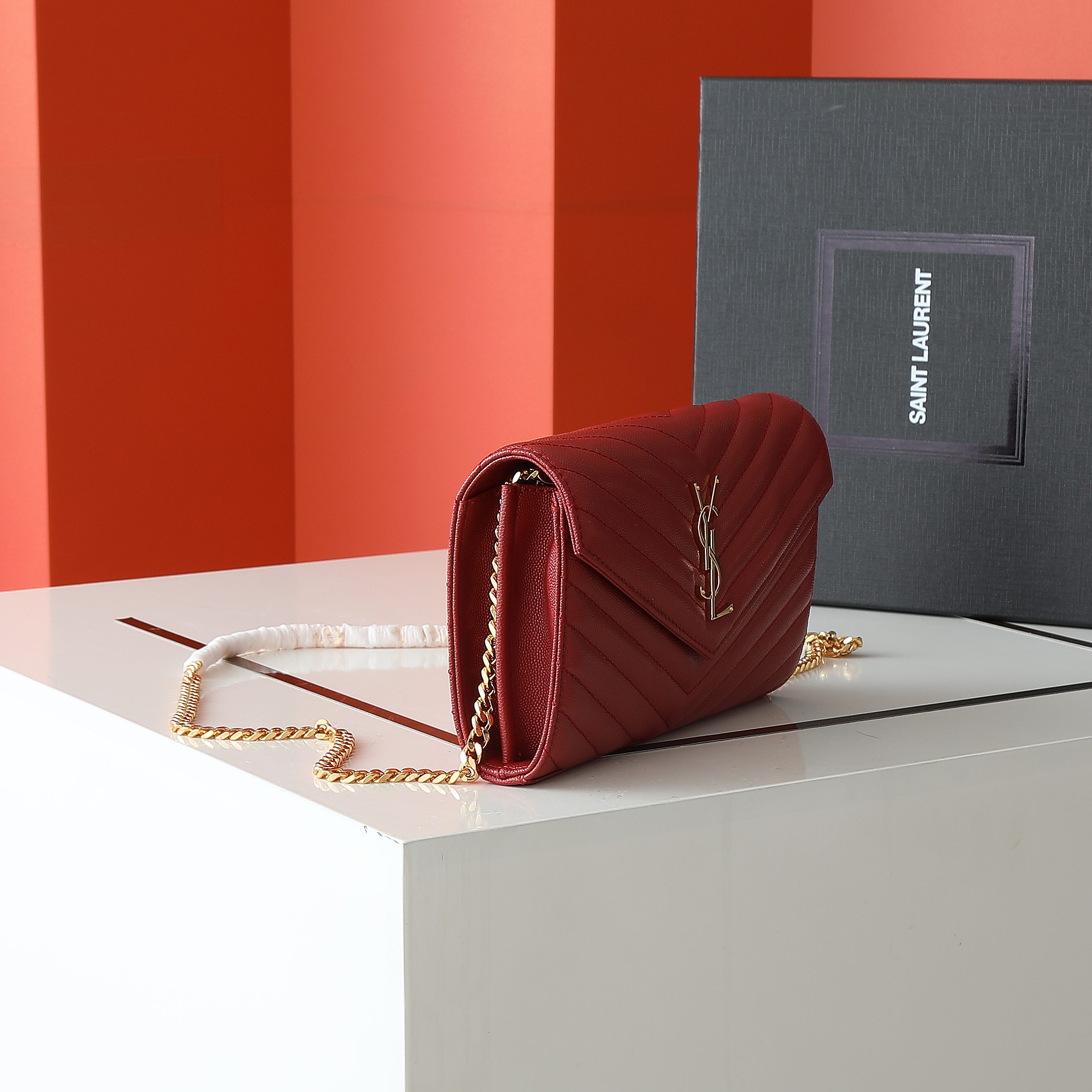 黑色金扣高品质✨真正高质量，经典爆款🔥圣家-正面翻盖皮夹，附可拆卸金属链条，金属互扣式 Y 标志，提花凸