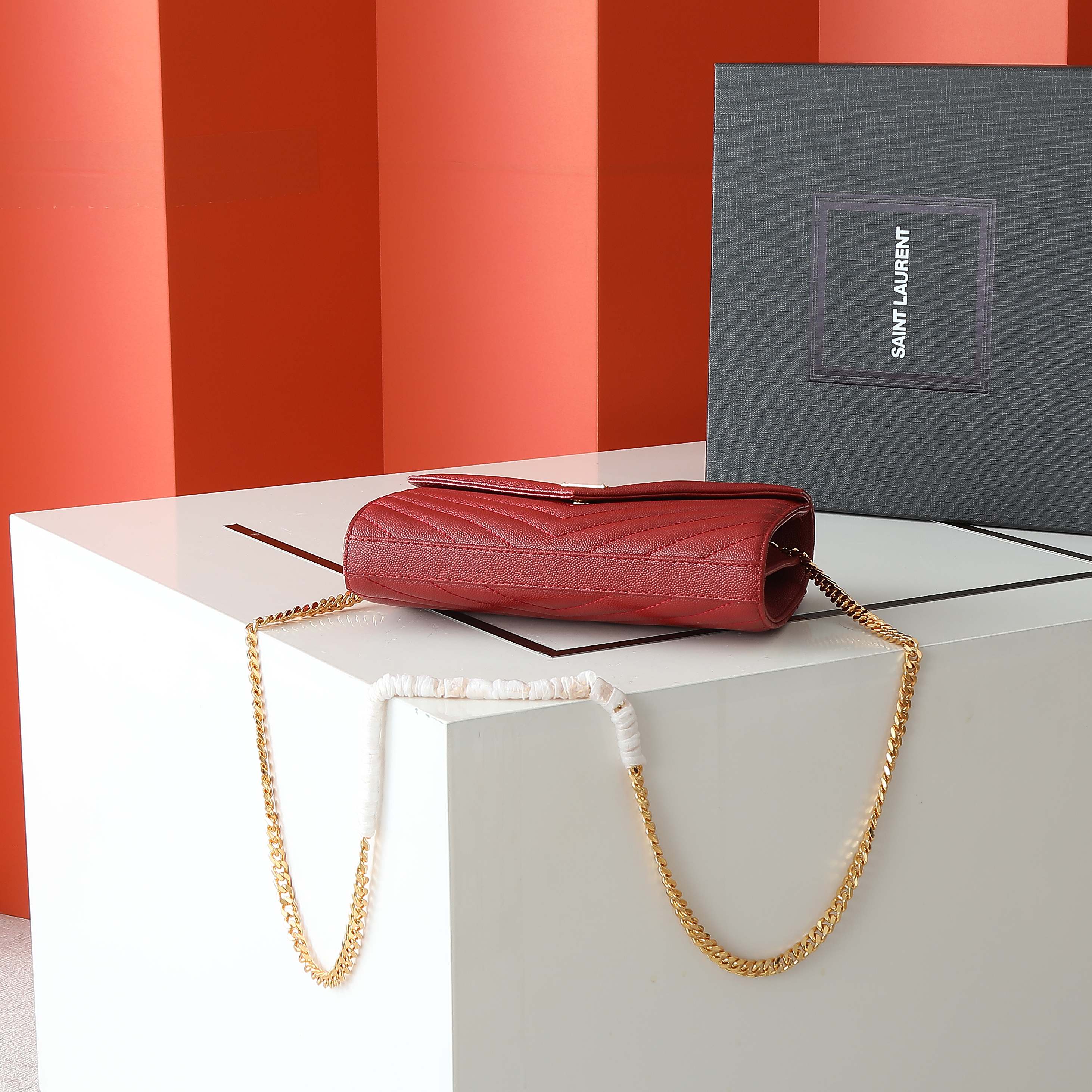 黑色金扣高品质✨真正高质量，经典爆款🔥圣家-正面翻盖皮夹，附可拆卸金属链条，金属互扣式 Y 标志，提花凸