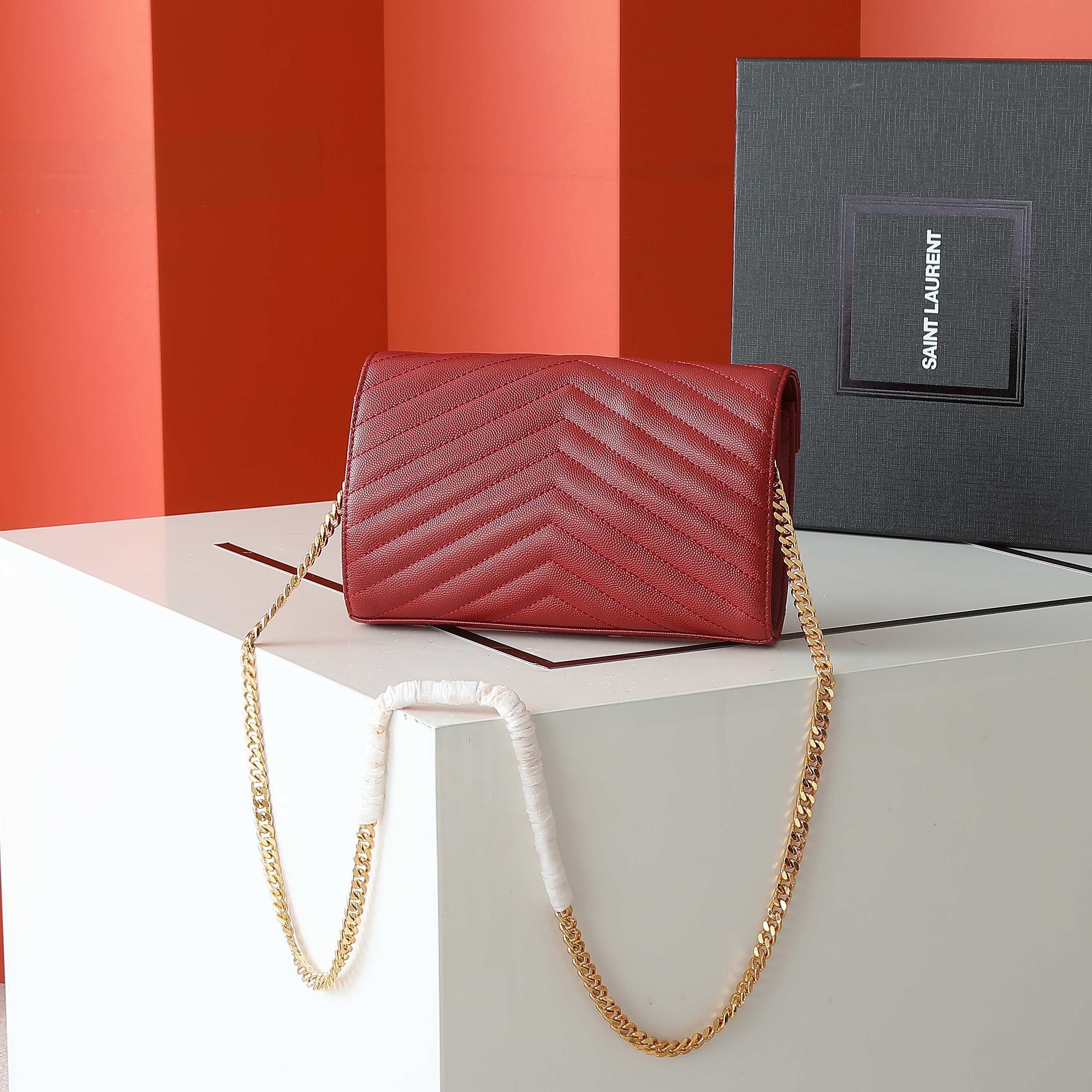 黑色金扣高品质✨真正高质量，经典爆款🔥圣家-正面翻盖皮夹，附可拆卸金属链条，金属互扣式 Y 标志，提花凸