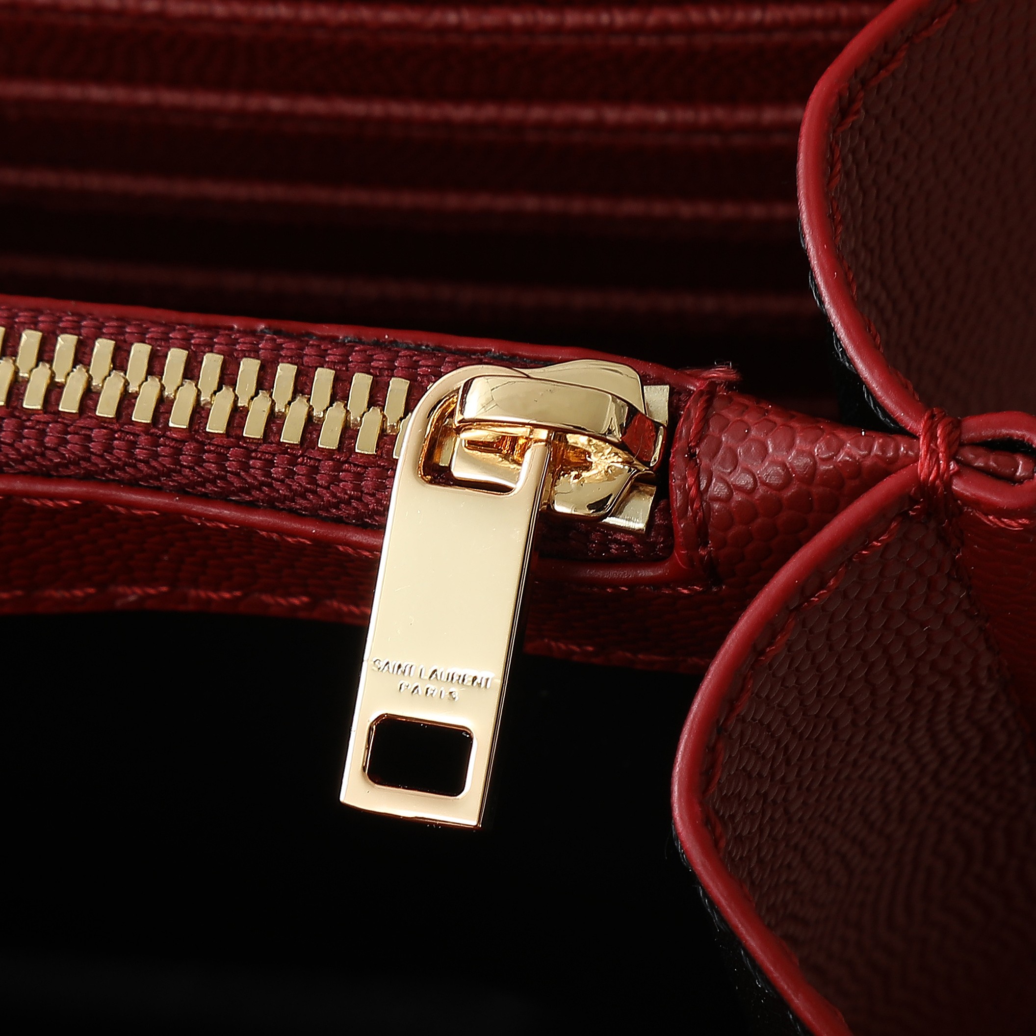 黑色金扣高品质✨真正高质量，经典爆款🔥圣家-正面翻盖皮夹，附可拆卸金属链条，金属互扣式 Y 标志，提花凸