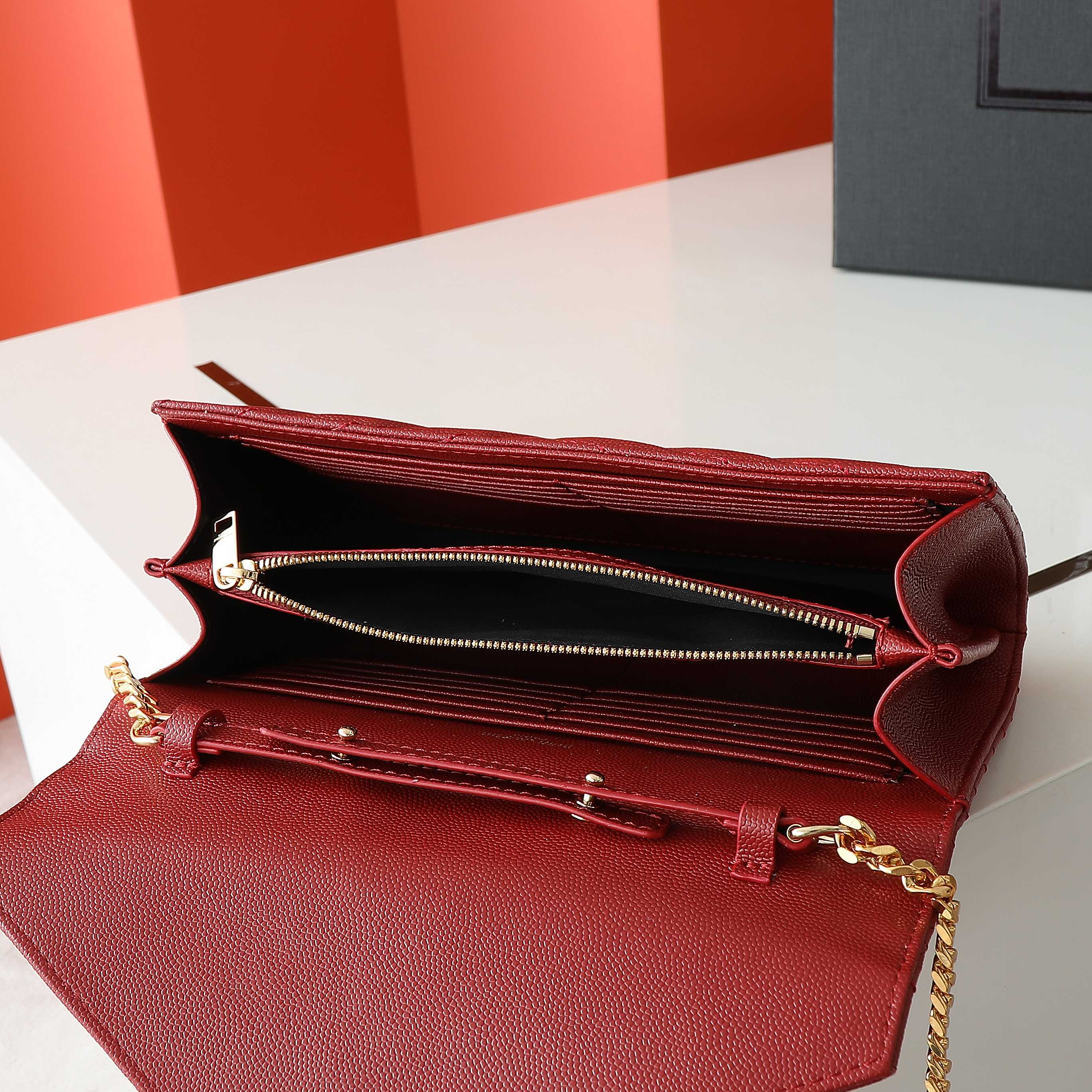 黑色金扣高品质✨真正高质量，经典爆款🔥圣家-正面翻盖皮夹，附可拆卸金属链条，金属互扣式 Y 标志，提花凸