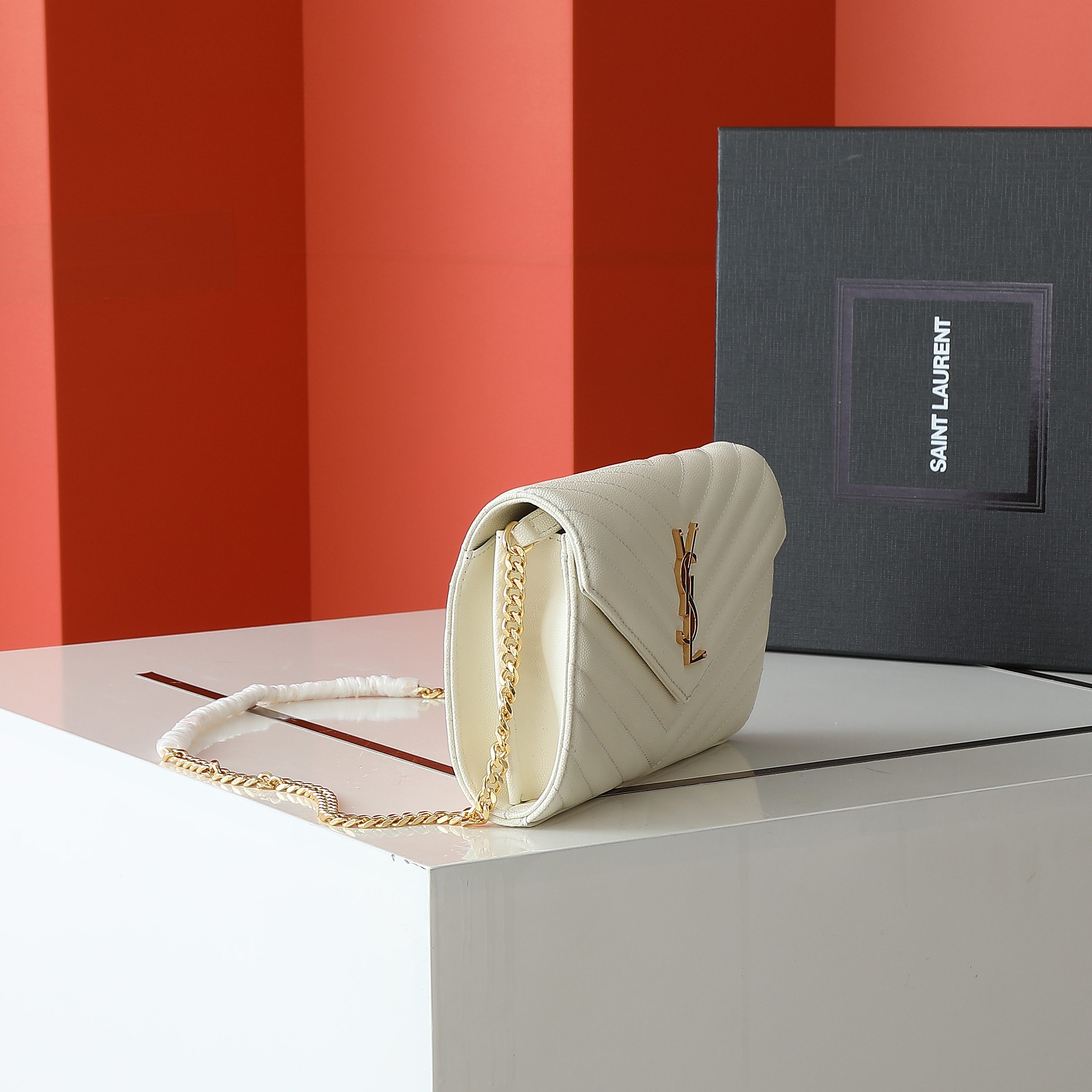 黑色金扣高品质✨真正高质量，经典爆款🔥圣家-正面翻盖皮夹，附可拆卸金属链条，金属互扣式 Y 标志，提花凸