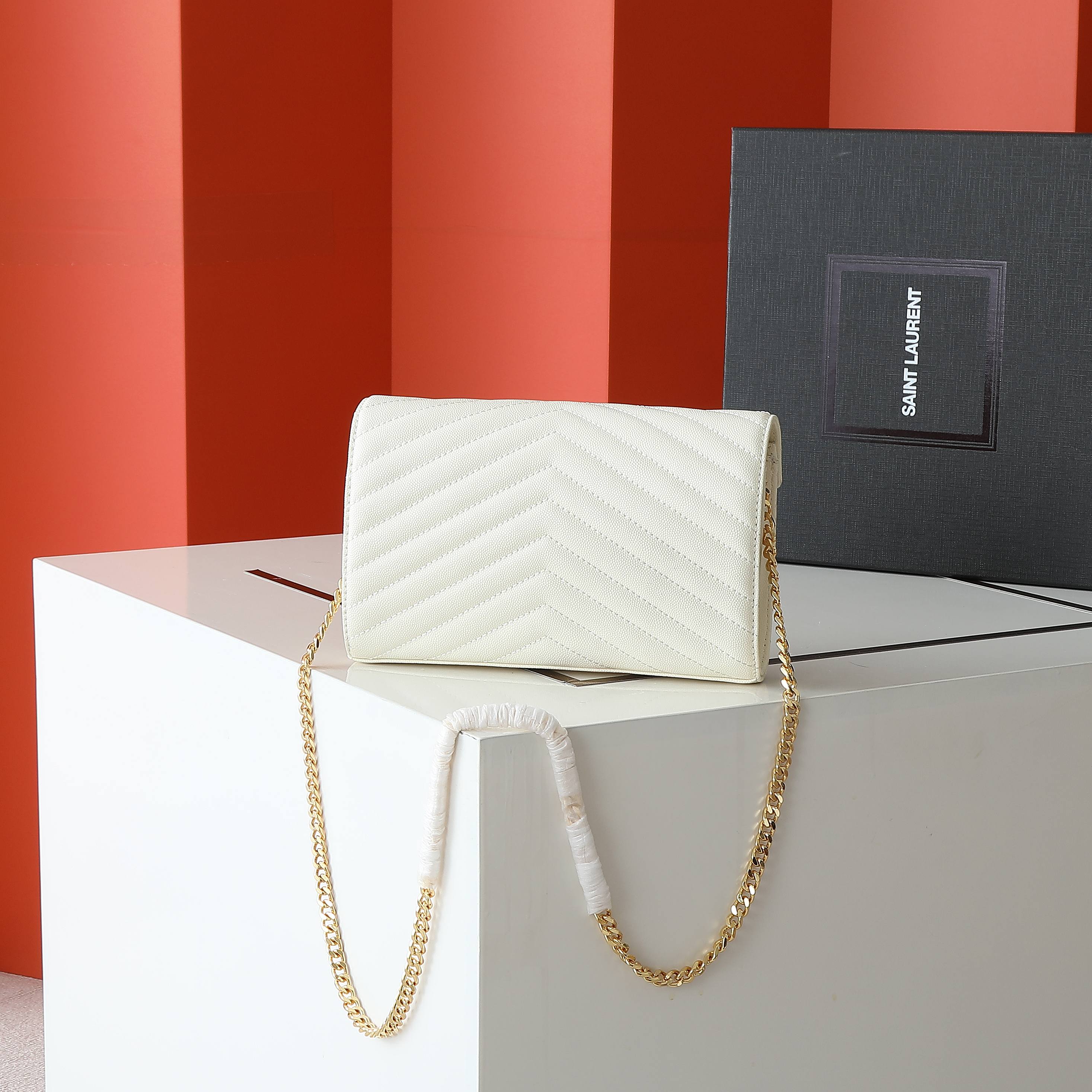 黑色金扣高品质✨真正高质量，经典爆款🔥圣家-正面翻盖皮夹，附可拆卸金属链条，金属互扣式 Y 标志，提花凸