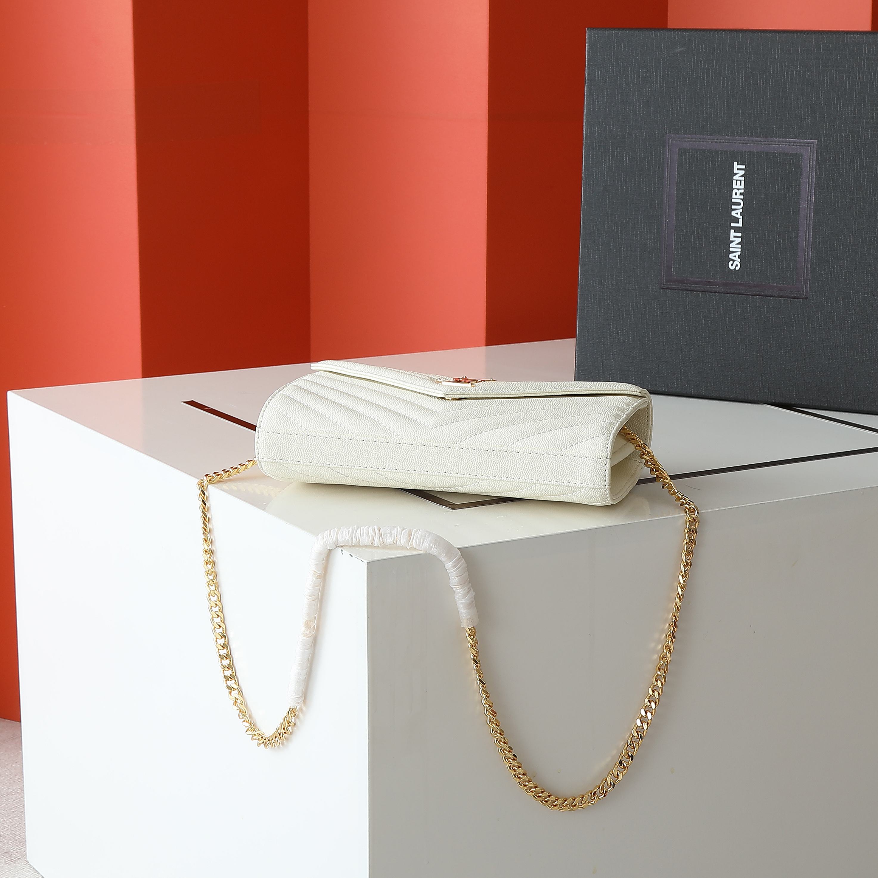 黑色金扣高品质✨真正高质量，经典爆款🔥圣家-正面翻盖皮夹，附可拆卸金属链条，金属互扣式 Y 标志，提花凸