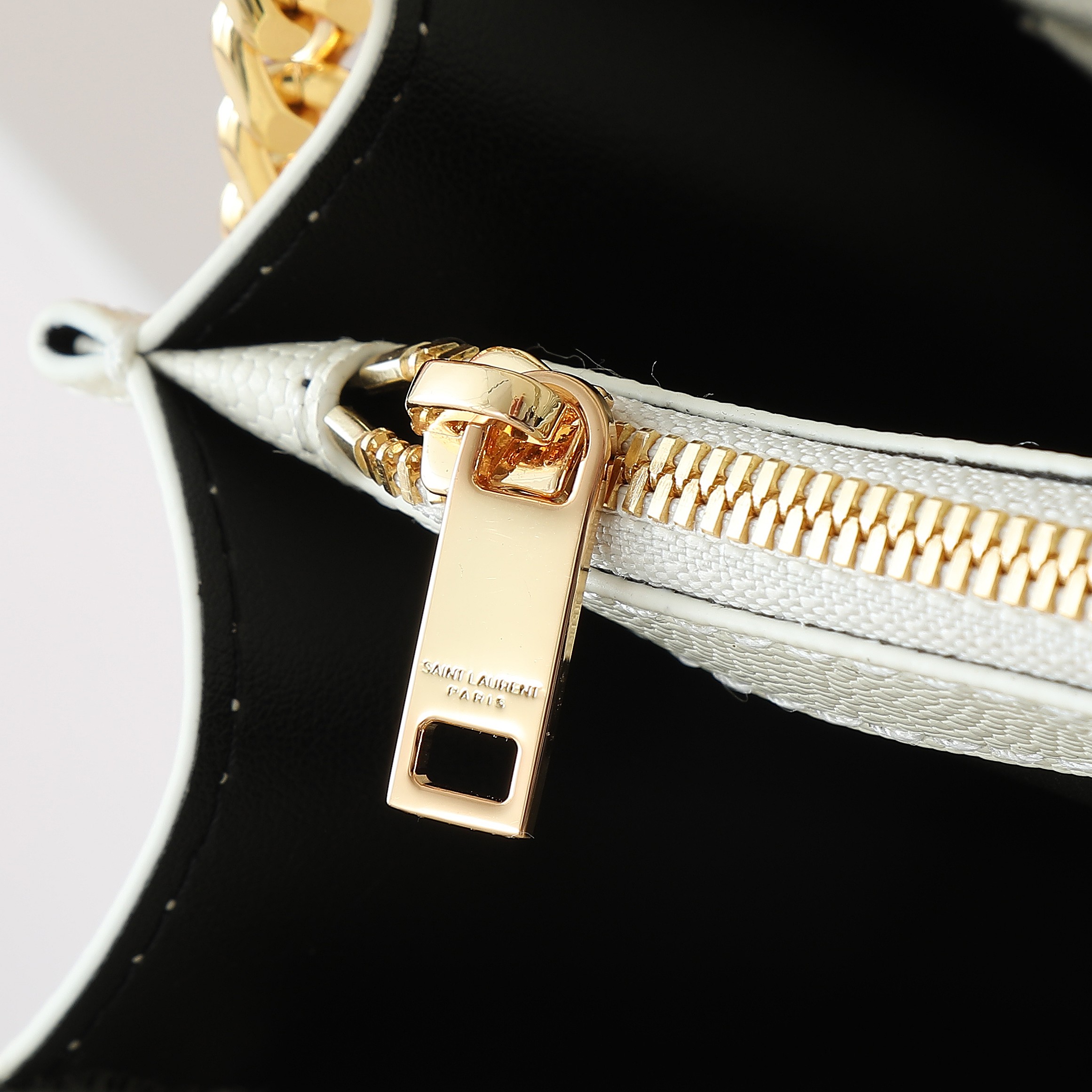 黑色金扣高品质✨真正高质量，经典爆款🔥圣家-正面翻盖皮夹，附可拆卸金属链条，金属互扣式 Y 标志，提花凸