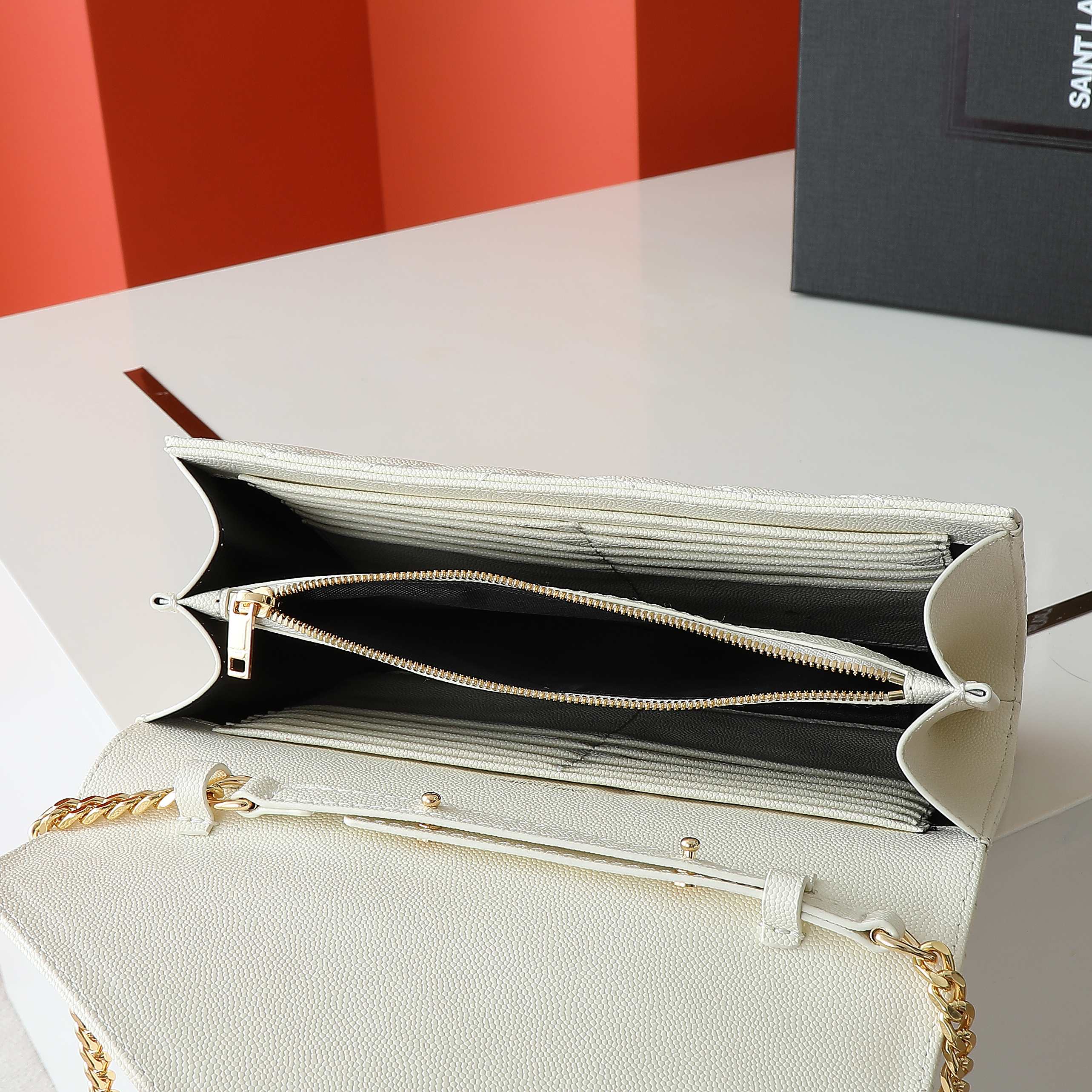 黑色金扣高品质✨真正高质量，经典爆款🔥圣家-正面翻盖皮夹，附可拆卸金属链条，金属互扣式 Y 标志，提花凸