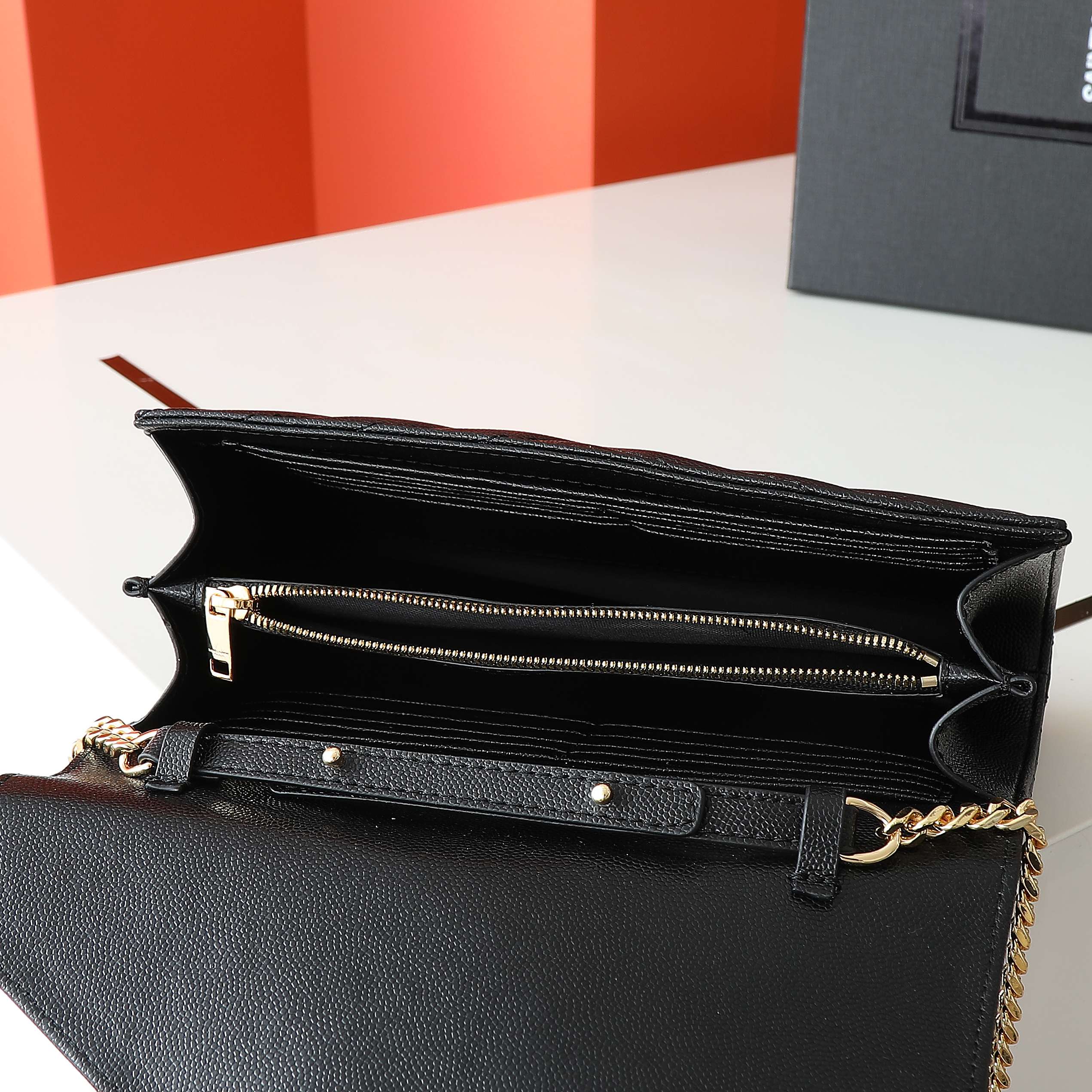 黑色金扣高品质✨真正高质量，经典爆款🔥圣家-正面翻盖皮夹，附可拆卸金属链条，金属互扣式 Y 标志，提花凸