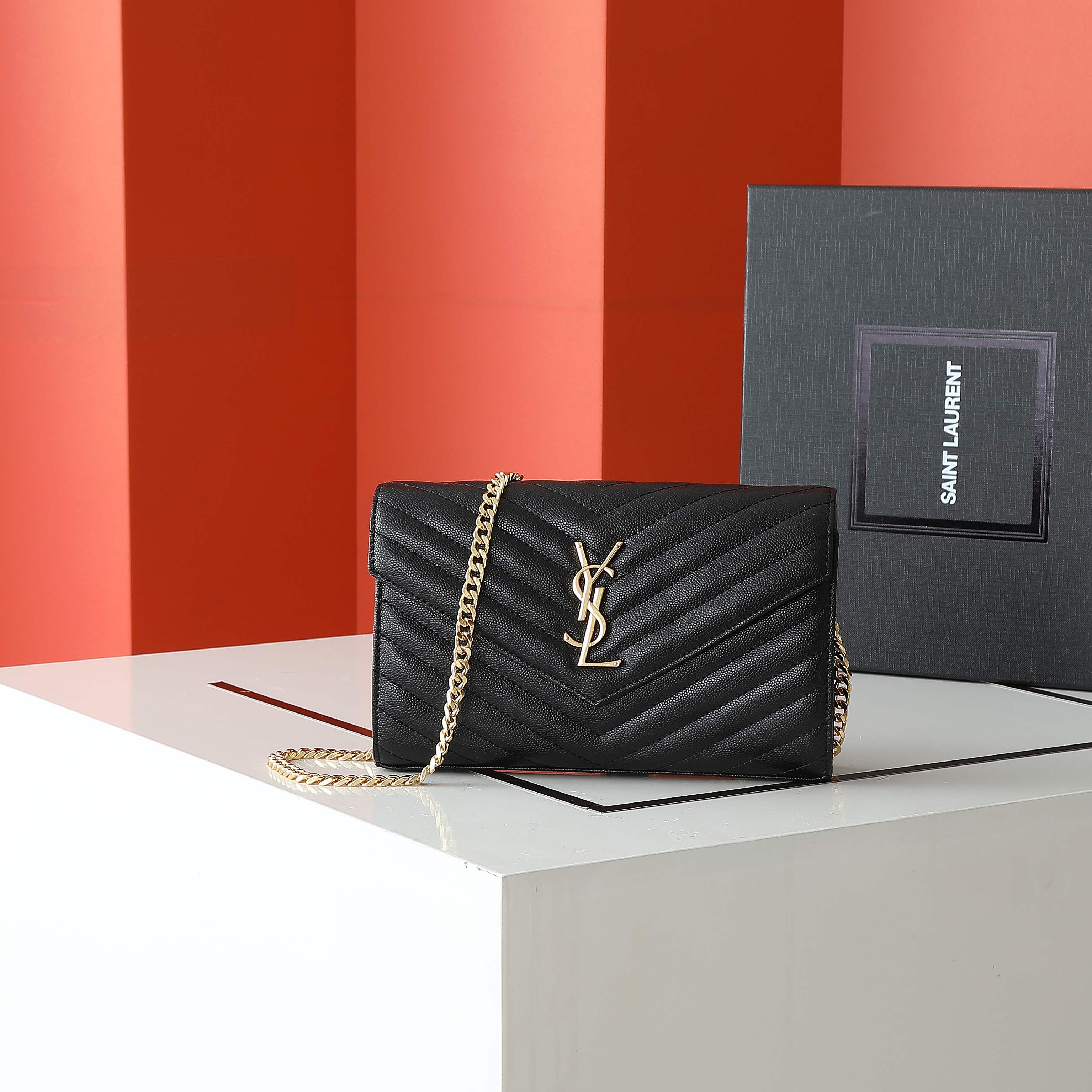 黑色金扣高品质✨真正高质量，经典爆款🔥圣家-正面翻盖皮夹，附可拆卸金属链条，金属互扣式 Y 标志，提花凸