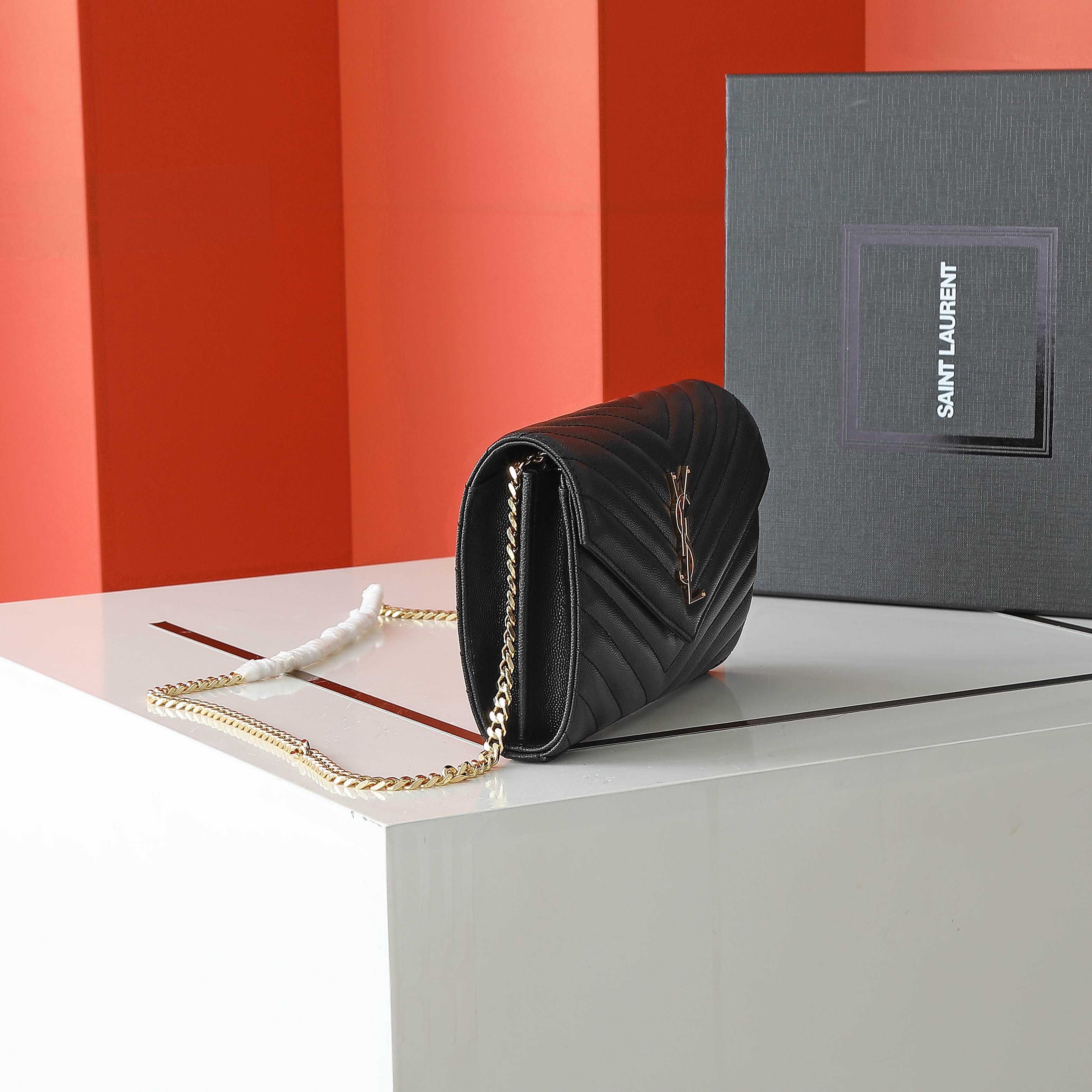 黑色金扣高品质✨真正高质量，经典爆款🔥圣家-正面翻盖皮夹，附可拆卸金属链条，金属互扣式 Y 标志，提花凸