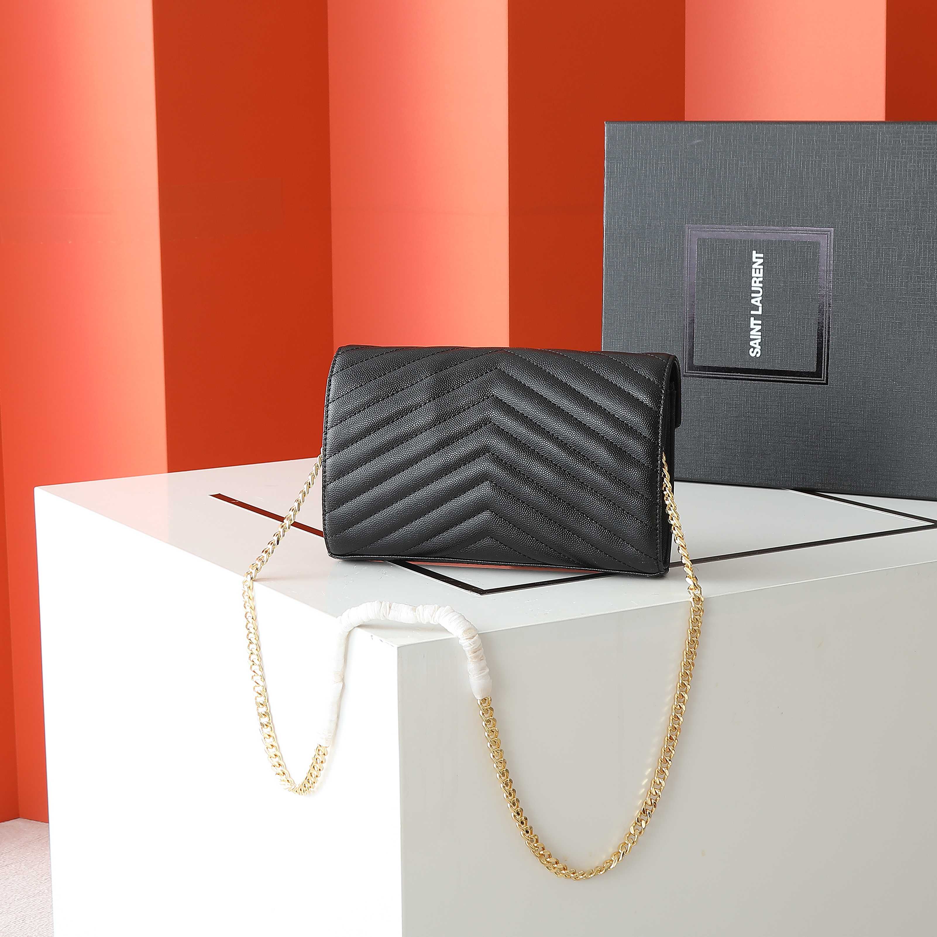 黑色金扣高品质✨真正高质量，经典爆款🔥圣家-正面翻盖皮夹，附可拆卸金属链条，金属互扣式 Y 标志，提花凸