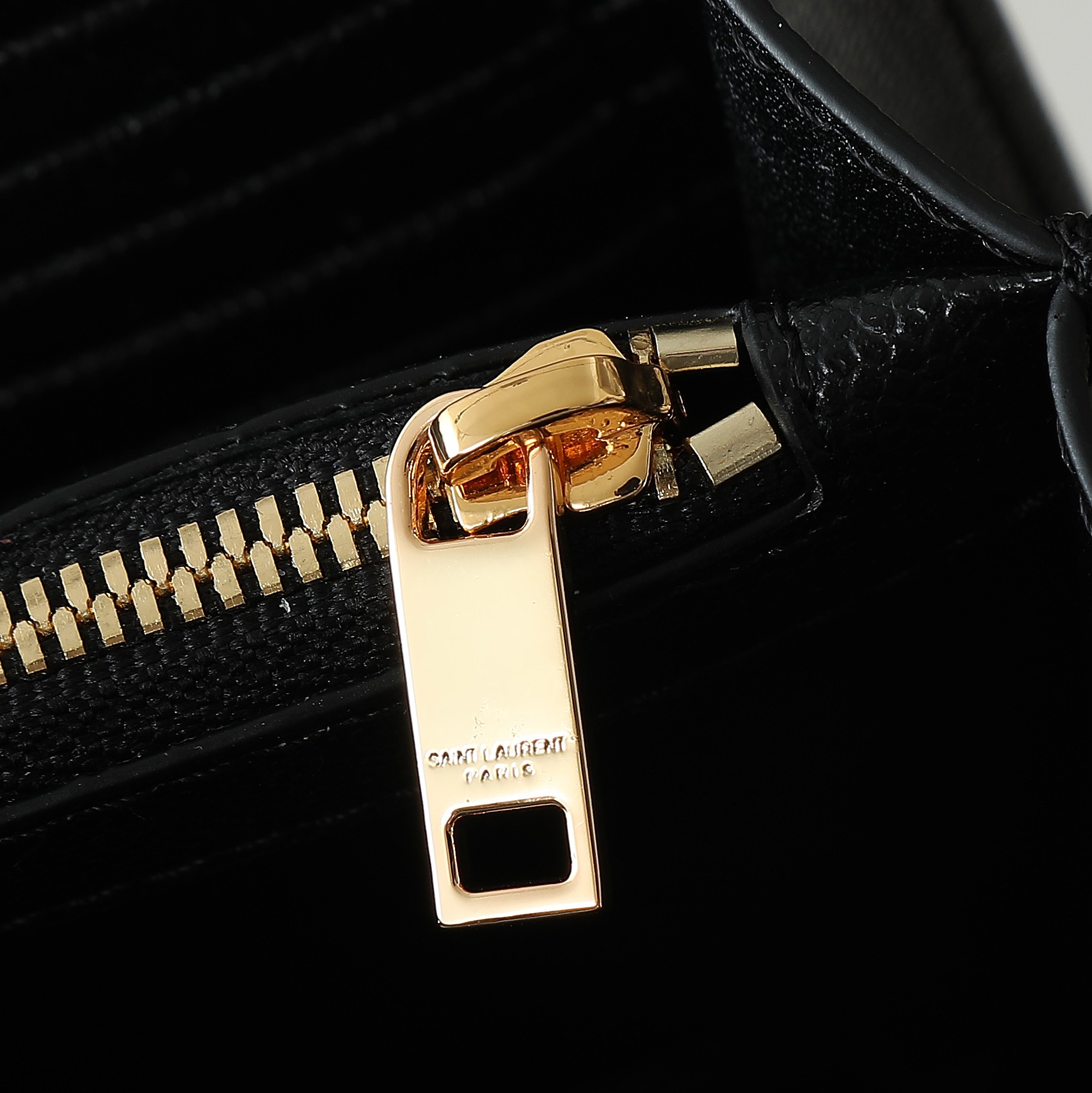 黑色金扣高品质✨真正高质量，经典爆款🔥圣家-正面翻盖皮夹，附可拆卸金属链条，金属互扣式 Y 标志，提花凸