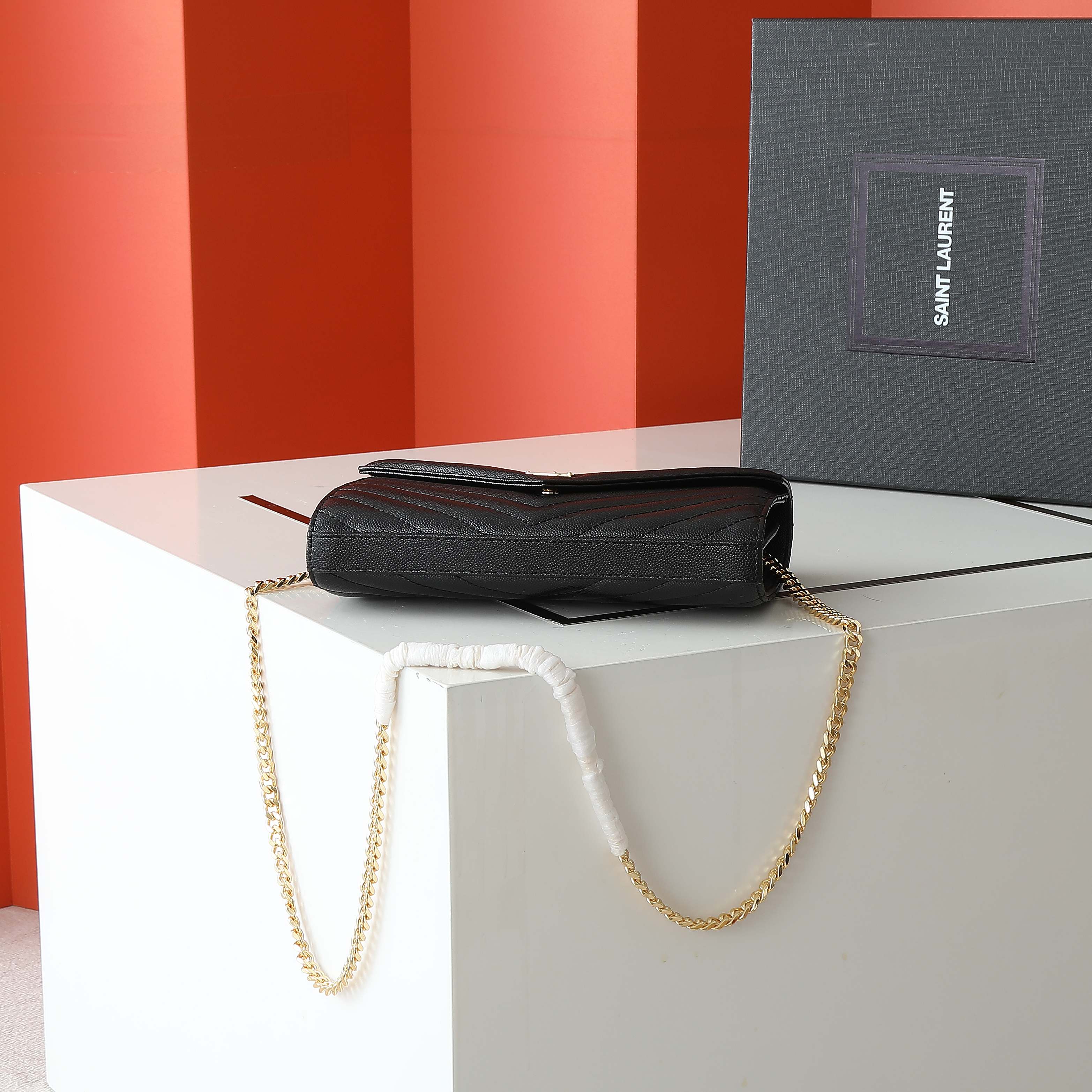 黑色金扣高品质✨真正高质量，经典爆款🔥圣家-正面翻盖皮夹，附可拆卸金属链条，金属互扣式 Y 标志，提花凸