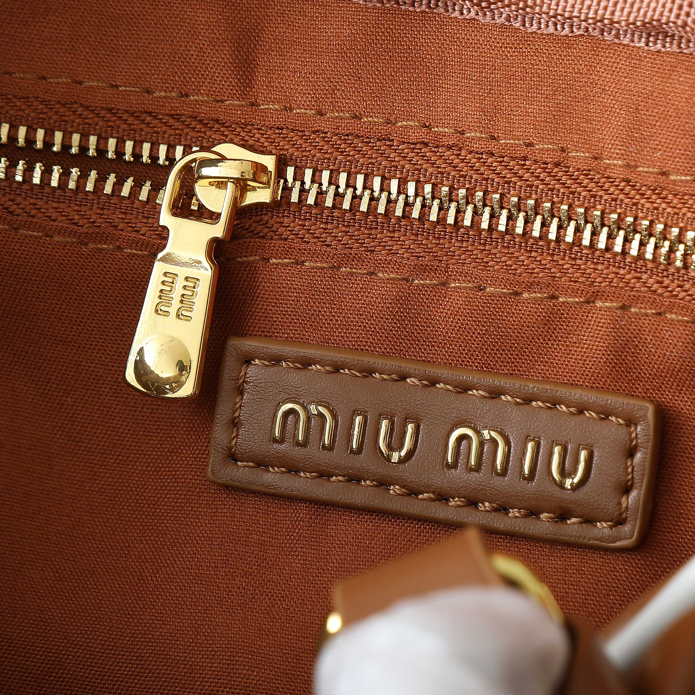 配盒秋冬到了，让miumiu的保龄球包为你扛大旗|||救命啊！！！这款保龄球包也太可爱了吧！
超百搭
必