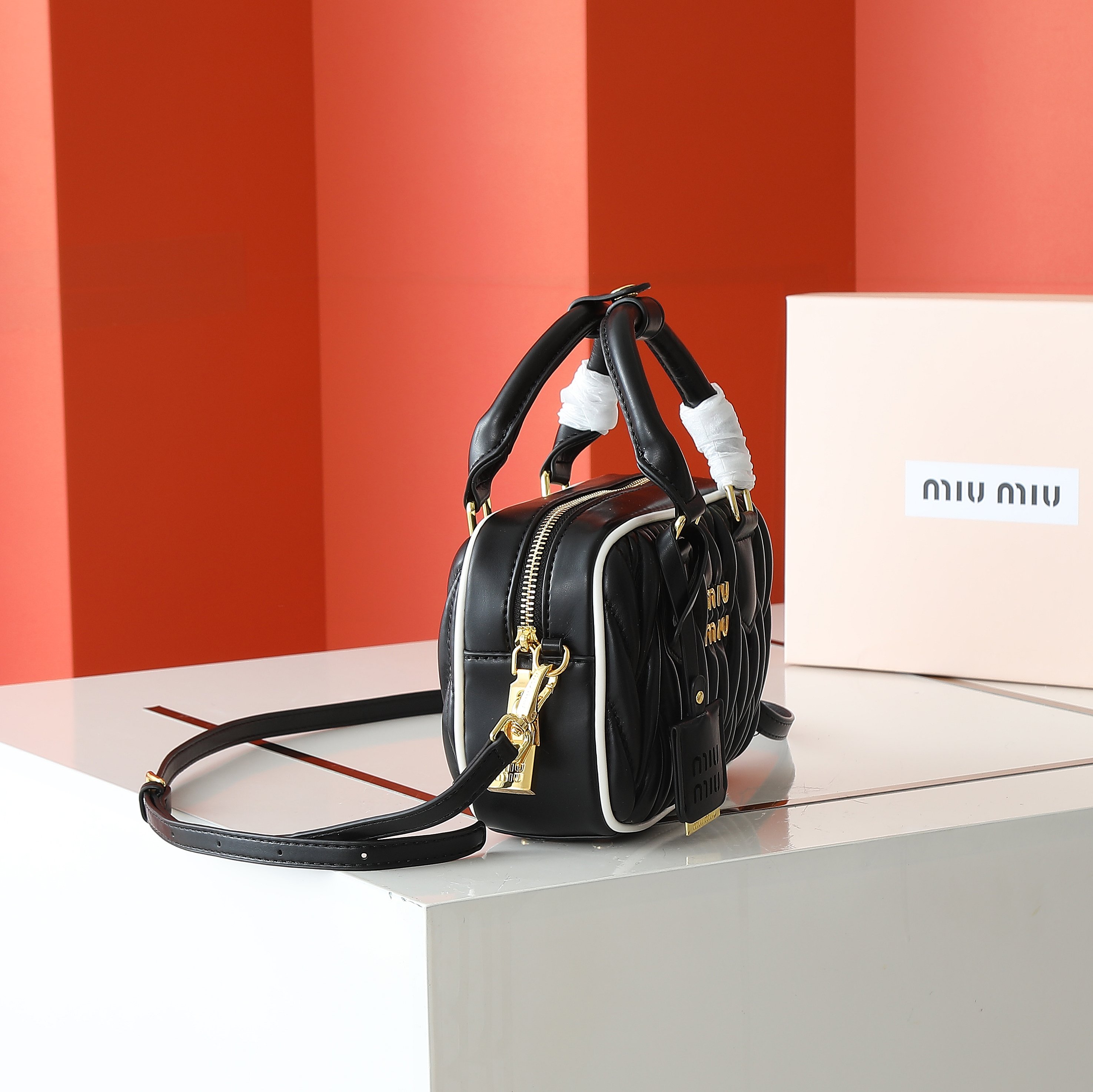 配盒秋冬到了，让miumiu的保龄球包为你扛大旗|||救命啊！！！这款保龄球包也太可爱了吧！
超百搭
必