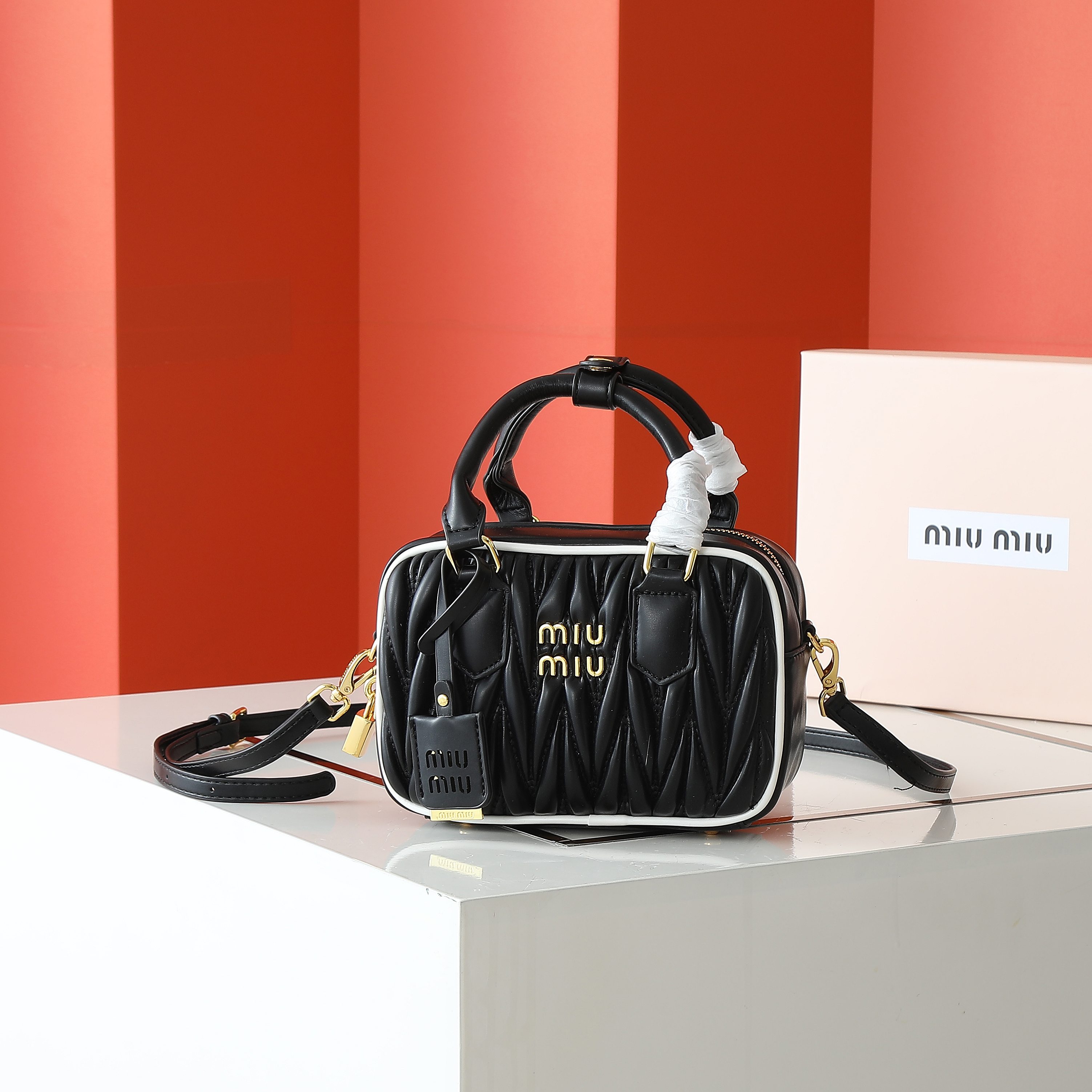 配盒秋冬到了，让miumiu的保龄球包为你扛大旗|||救命啊！！！这款保龄球包也太可爱了吧！
超百搭
必