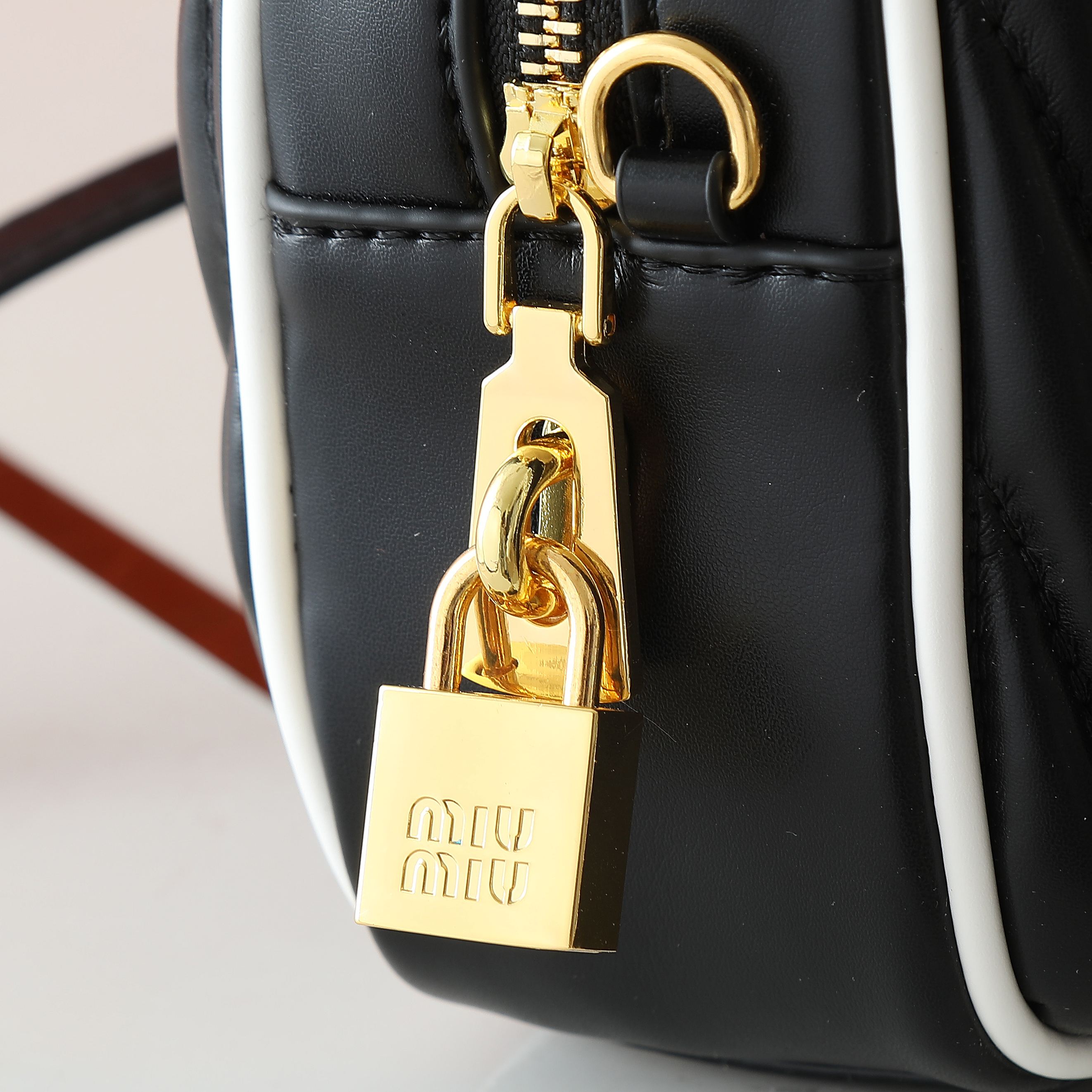 配盒秋冬到了，让miumiu的保龄球包为你扛大旗|||救命啊！！！这款保龄球包也太可爱了吧！
超百搭
必