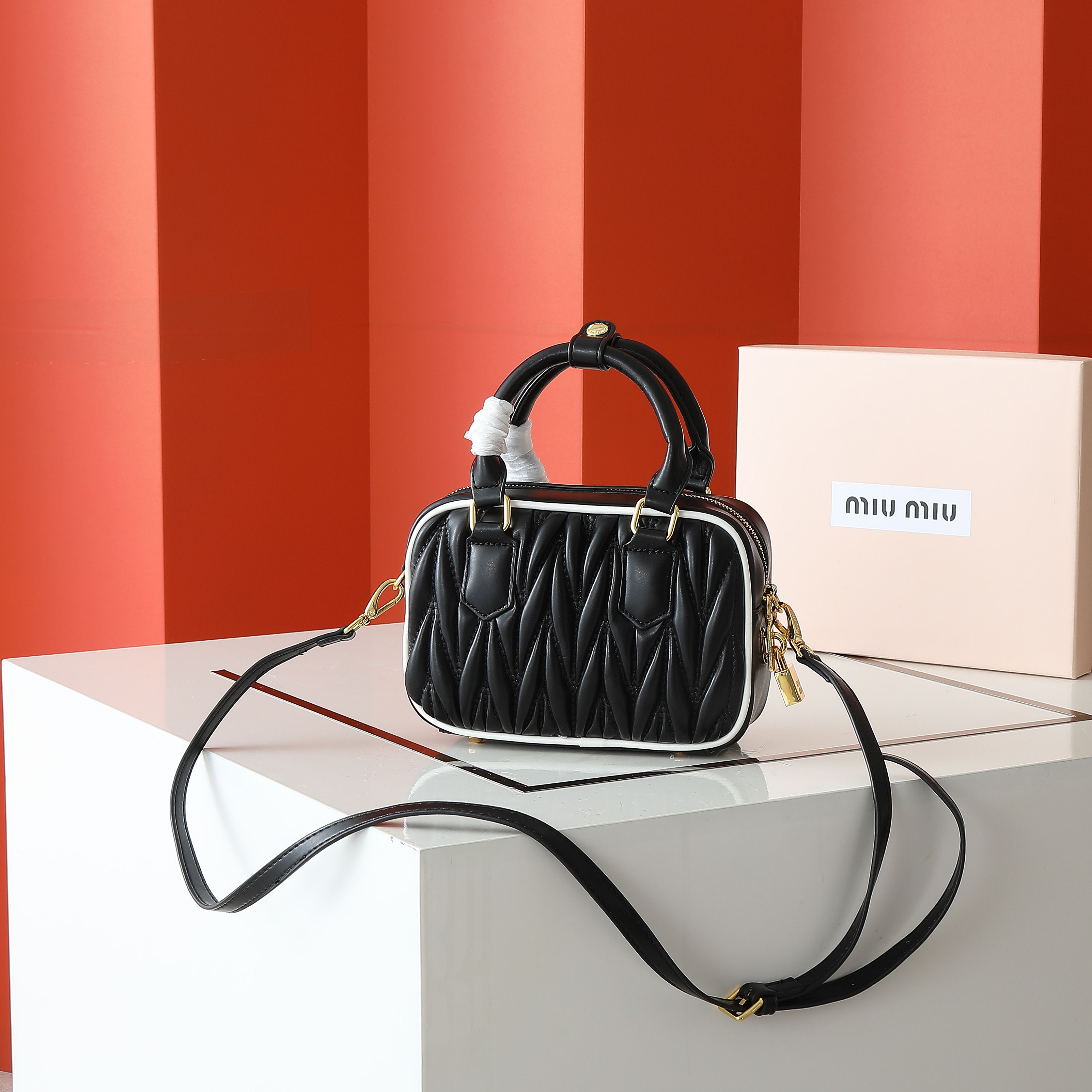 配盒秋冬到了，让miumiu的保龄球包为你扛大旗|||救命啊！！！这款保龄球包也太可爱了吧！
超百搭
必