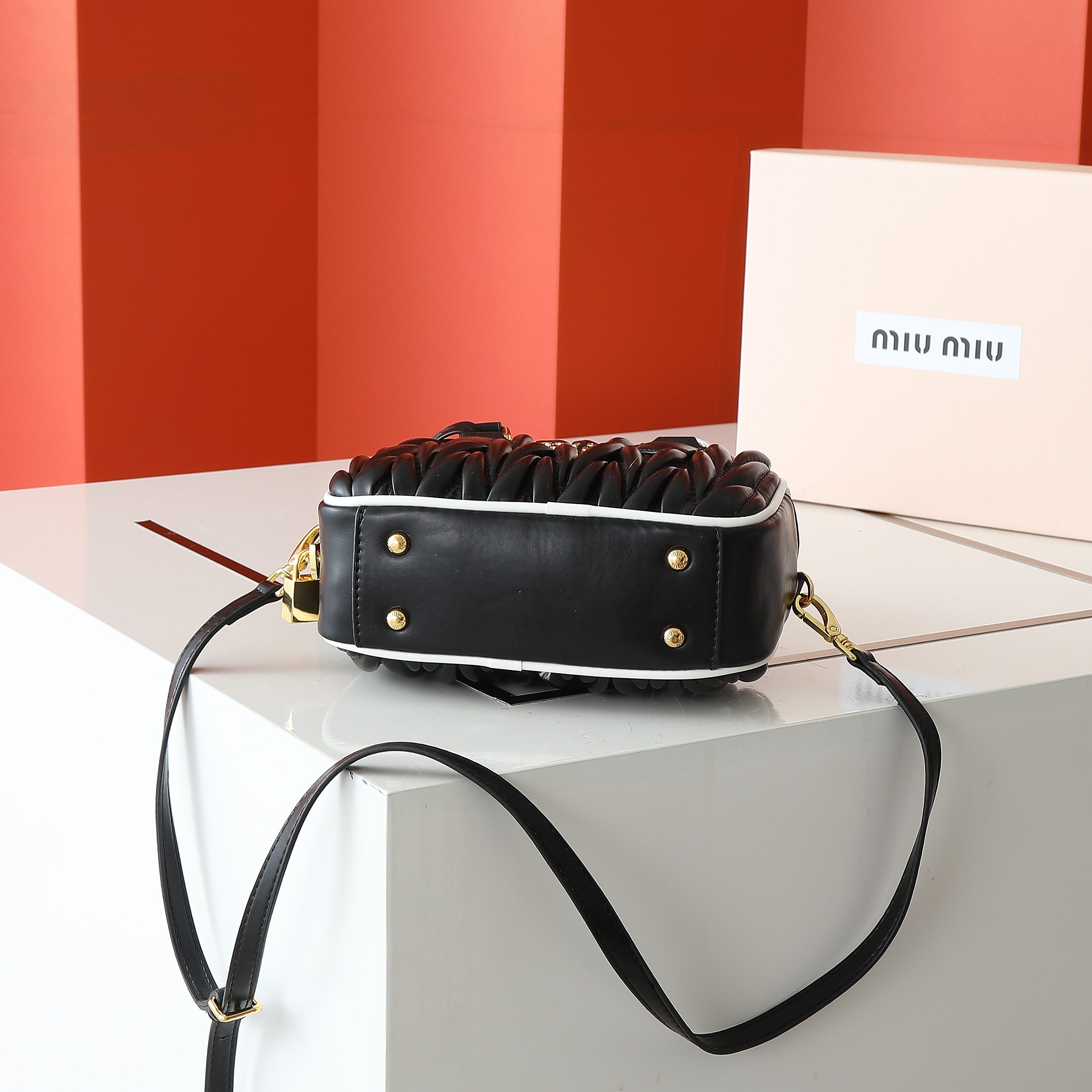 配盒秋冬到了，让miumiu的保龄球包为你扛大旗|||救命啊！！！这款保龄球包也太可爱了吧！
超百搭
必