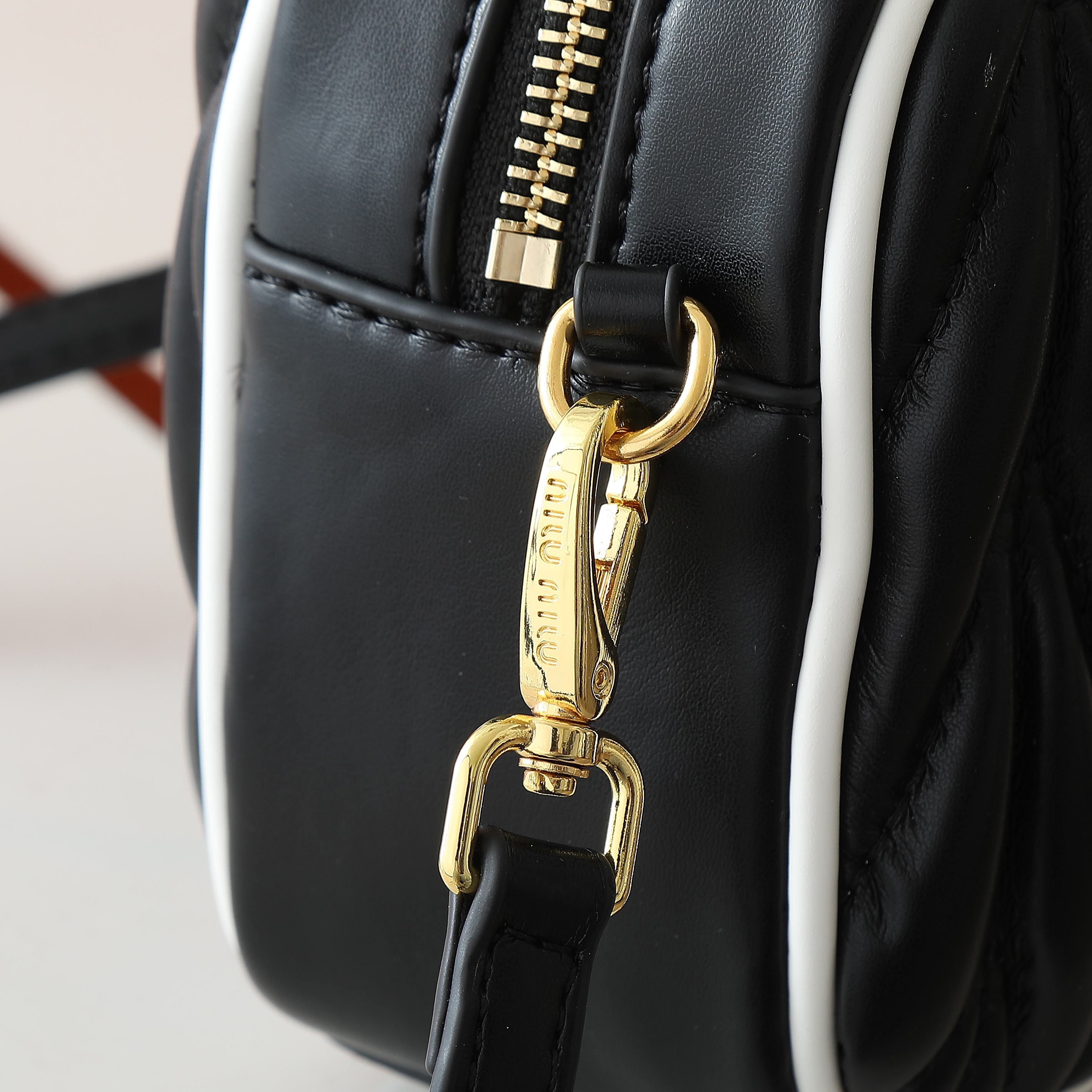 配盒秋冬到了，让miumiu的保龄球包为你扛大旗|||救命啊！！！这款保龄球包也太可爱了吧！
超百搭
必