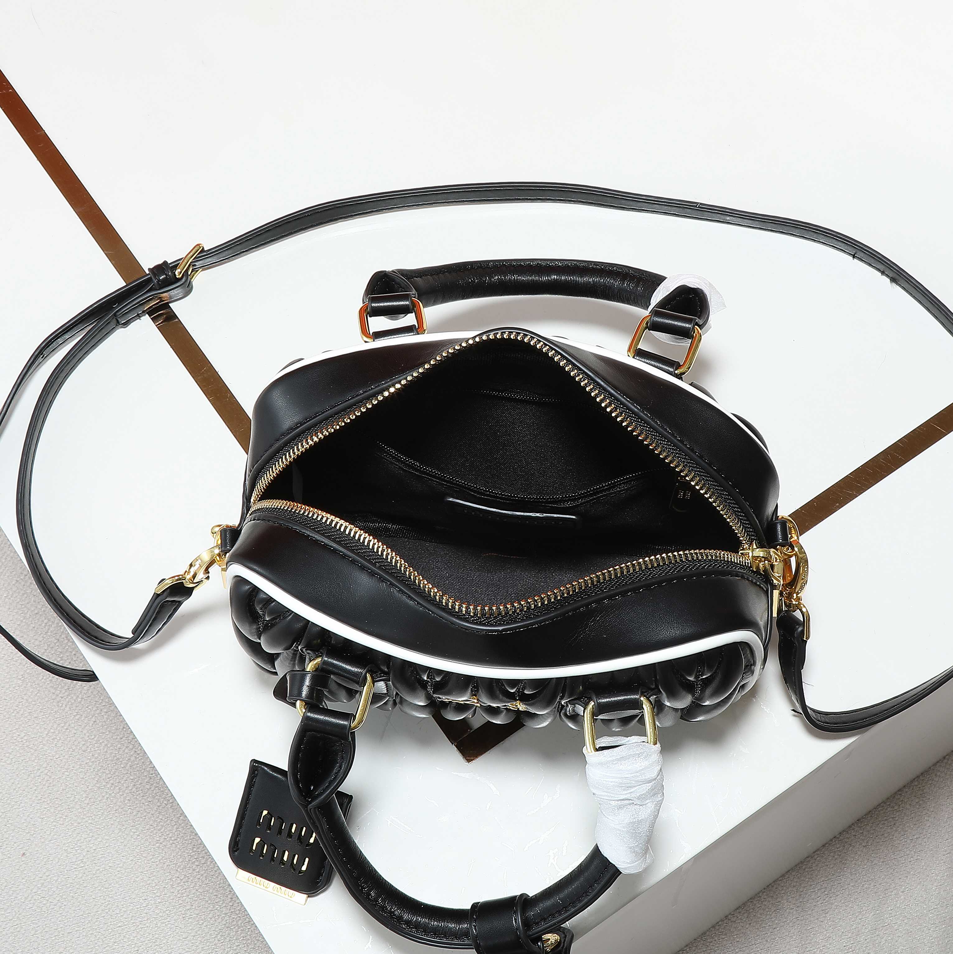 配盒秋冬到了，让miumiu的保龄球包为你扛大旗|||救命啊！！！这款保龄球包也太可爱了吧！
超百搭
必