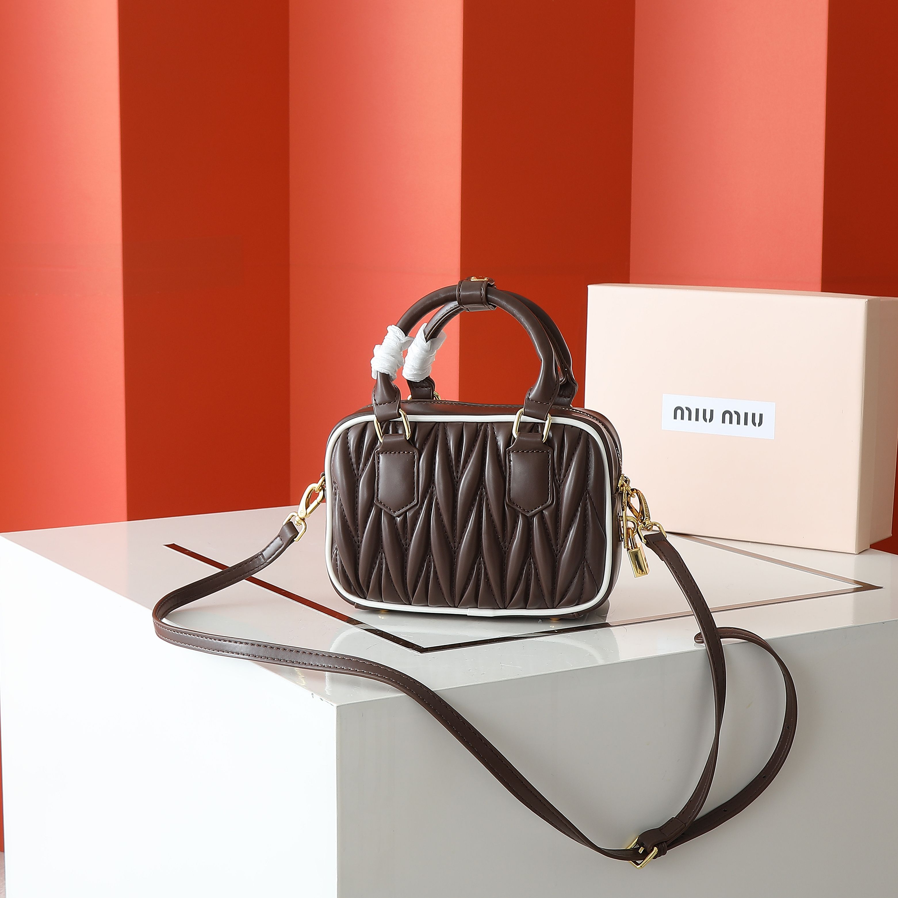 配盒秋冬到了，让miumiu的保龄球包为你扛大旗|||救命啊！！！这款保龄球包也太可爱了吧！
超百搭
必