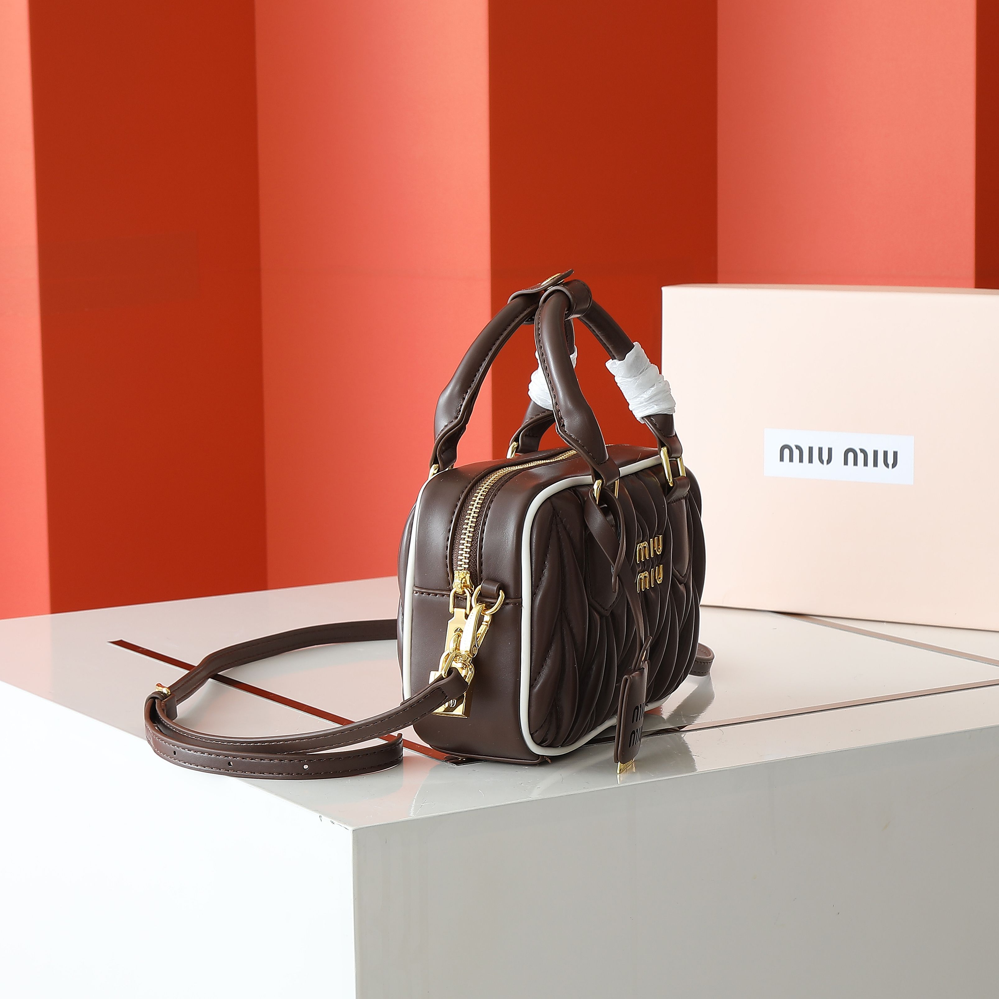 配盒秋冬到了，让miumiu的保龄球包为你扛大旗|||救命啊！！！这款保龄球包也太可爱了吧！
超百搭
必