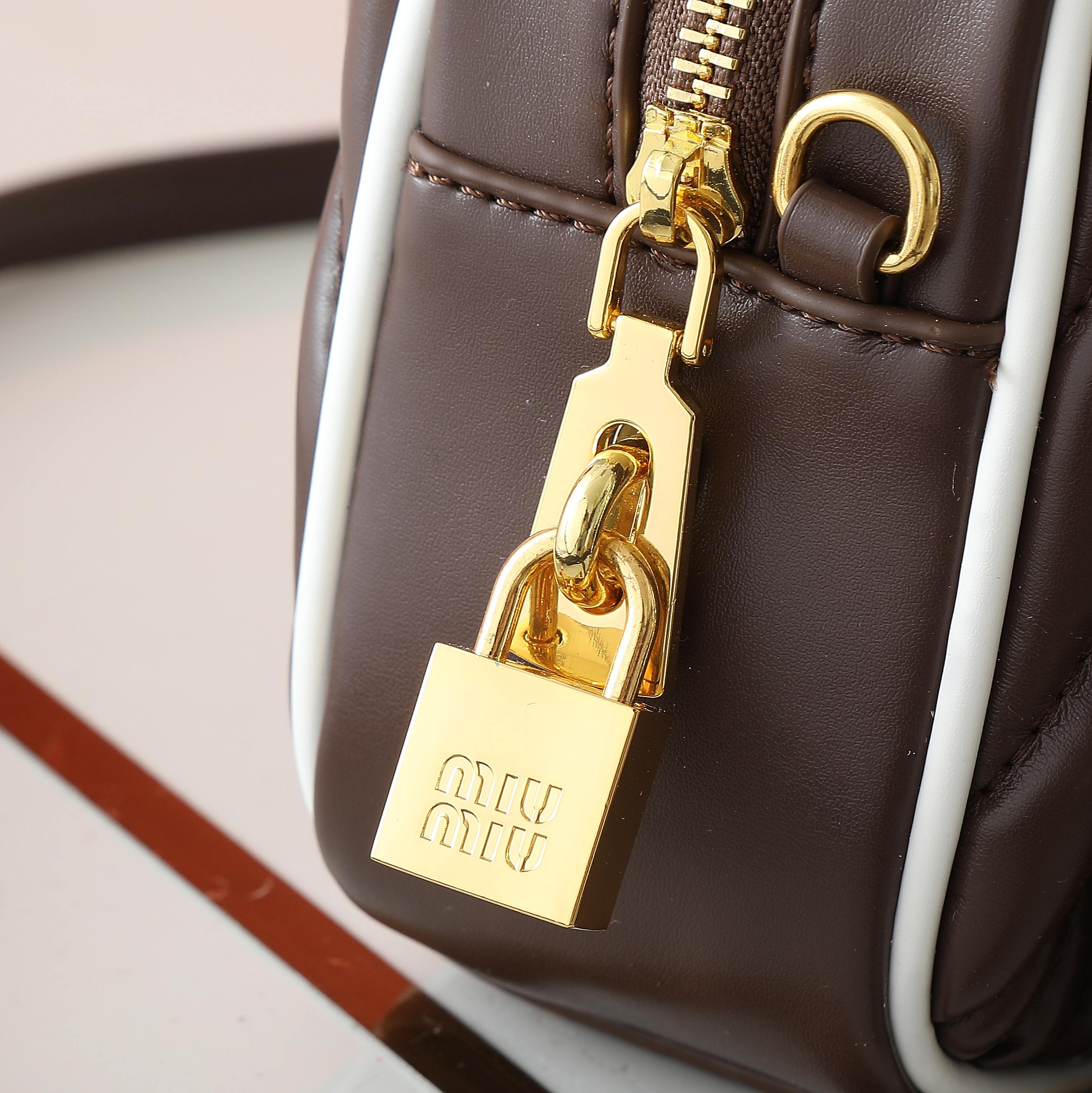 配盒秋冬到了，让miumiu的保龄球包为你扛大旗|||救命啊！！！这款保龄球包也太可爱了吧！
超百搭
必