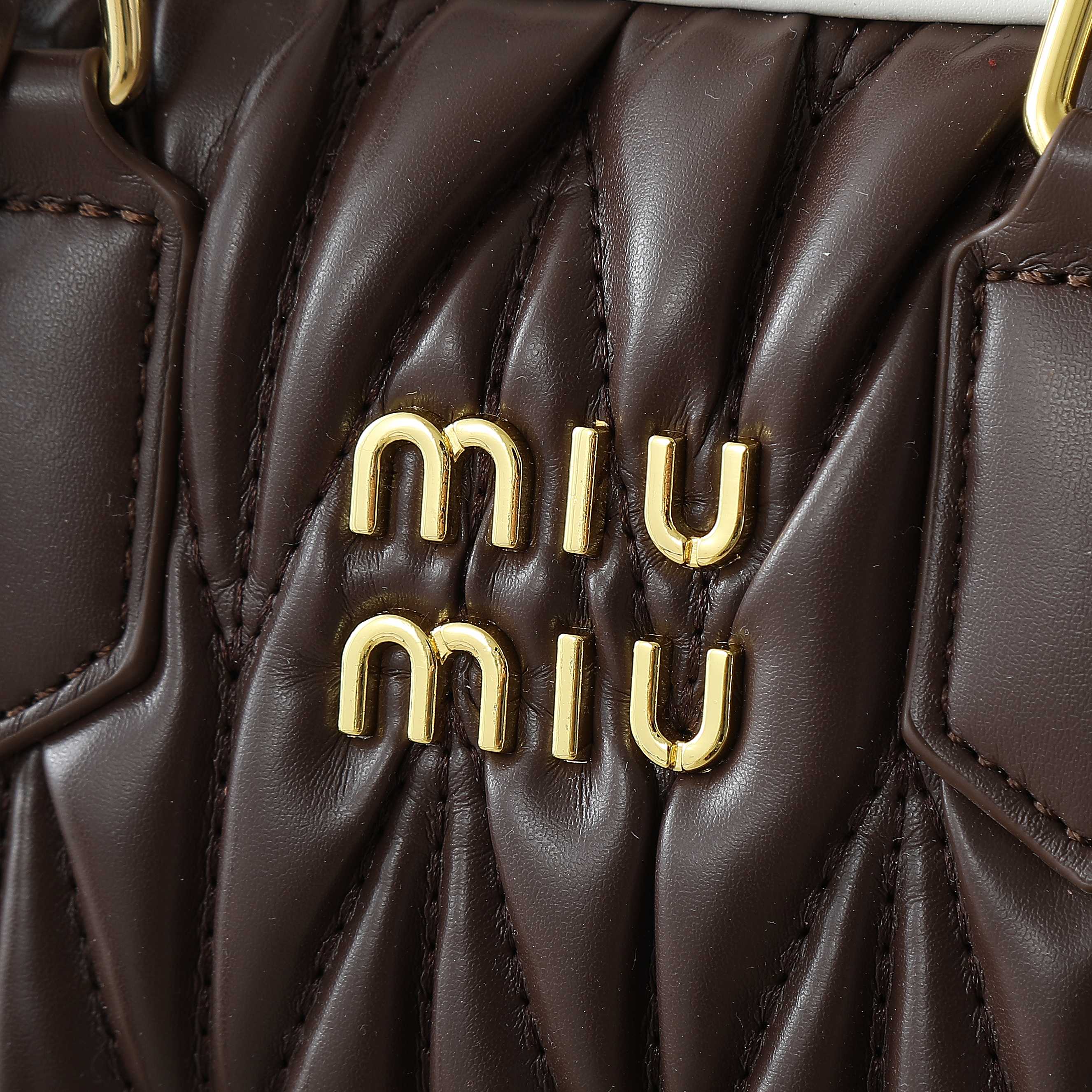 配盒秋冬到了，让miumiu的保龄球包为你扛大旗|||救命啊！！！这款保龄球包也太可爱了吧！
超百搭
必