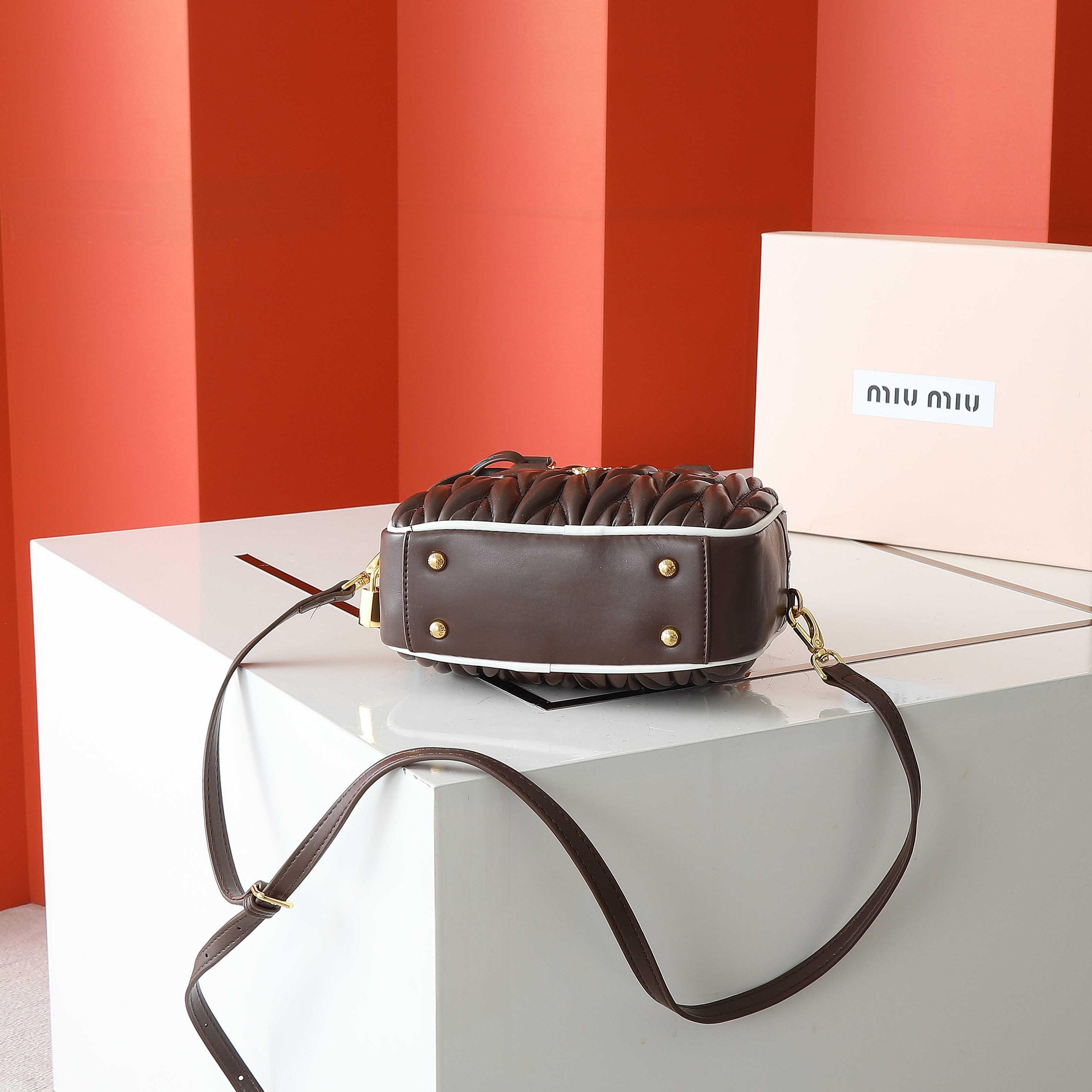 配盒秋冬到了，让miumiu的保龄球包为你扛大旗|||救命啊！！！这款保龄球包也太可爱了吧！
超百搭
必