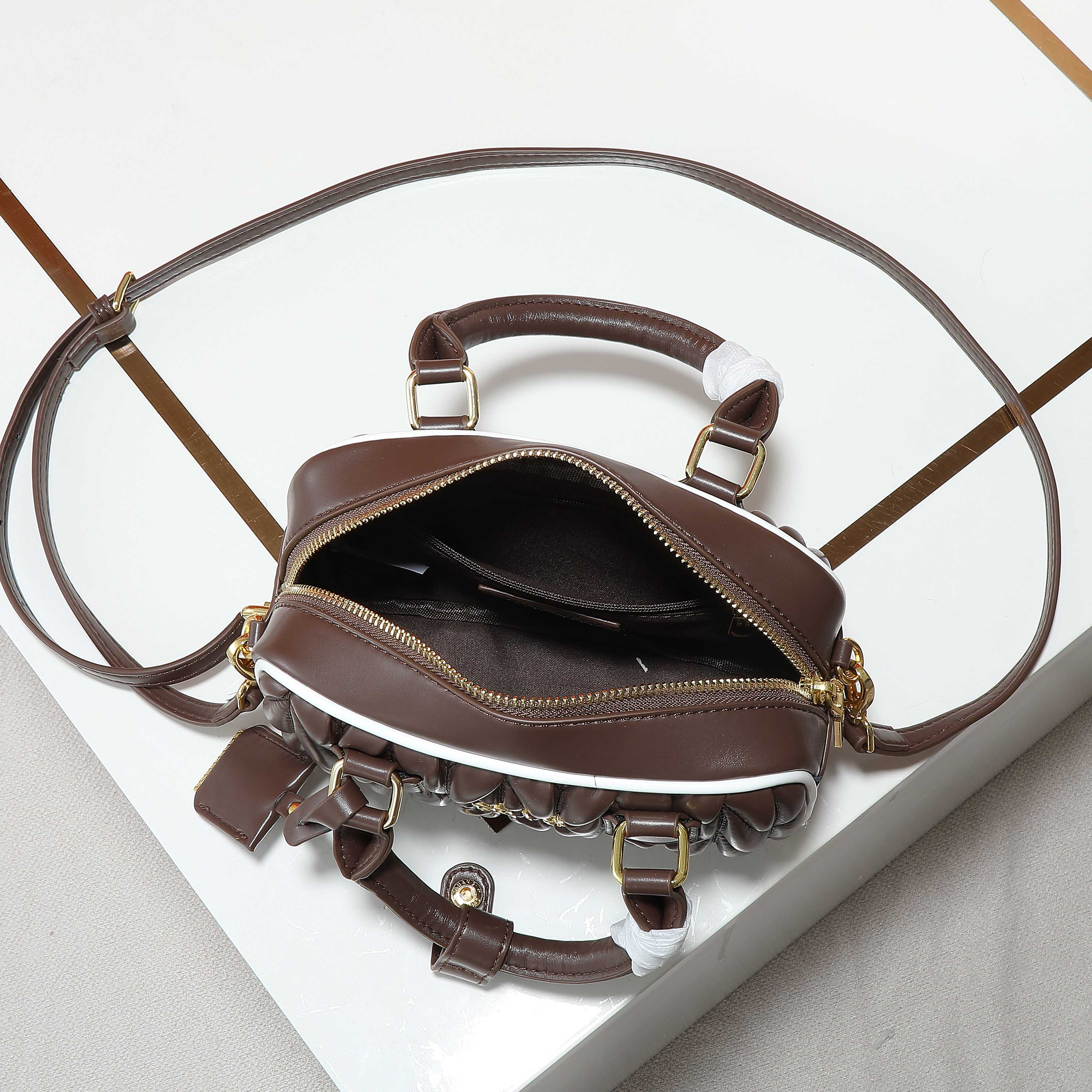 配盒秋冬到了，让miumiu的保龄球包为你扛大旗|||救命啊！！！这款保龄球包也太可爱了吧！
超百搭
必