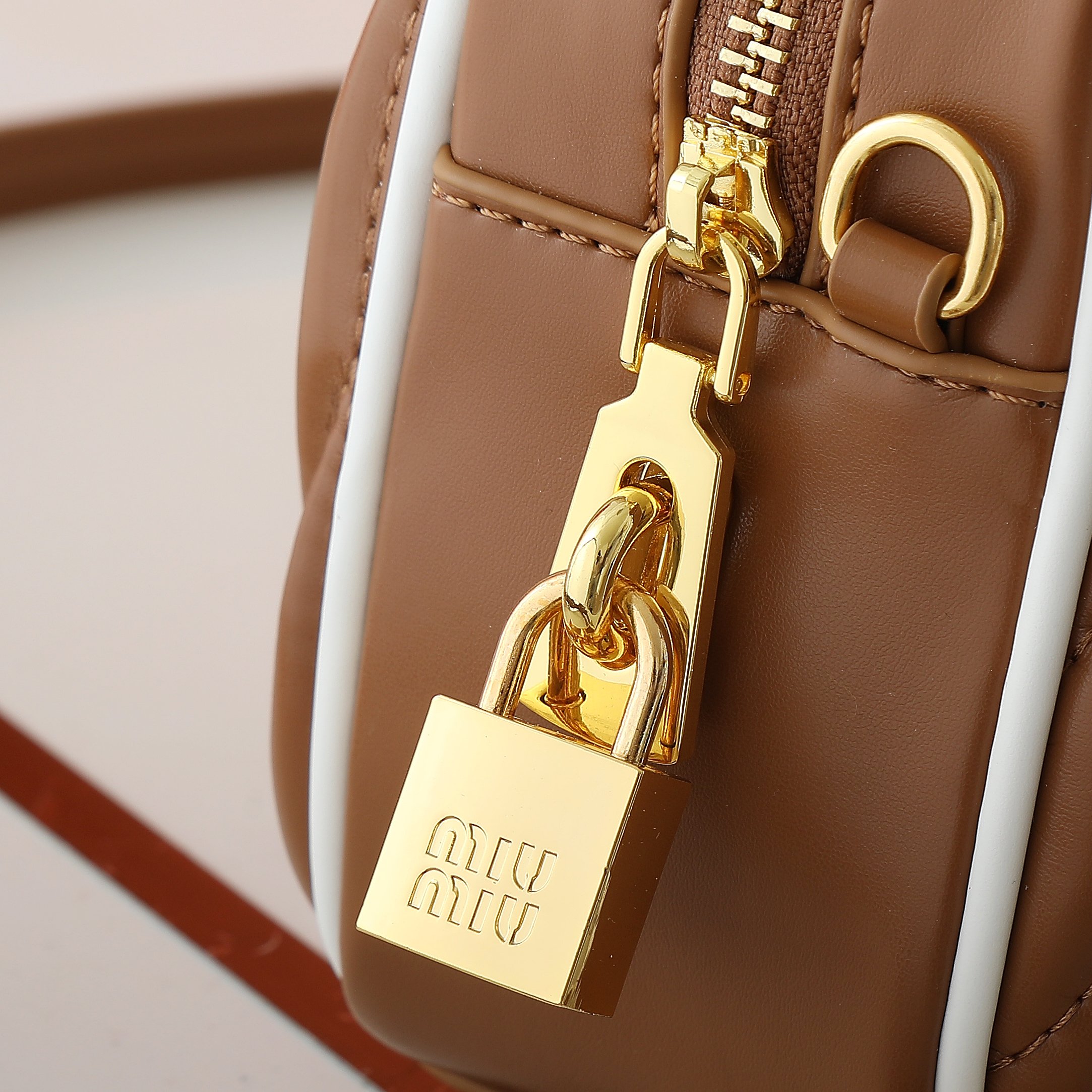 配盒秋冬到了，让miumiu的保龄球包为你扛大旗|||救命啊！！！这款保龄球包也太可爱了吧！
超百搭
必