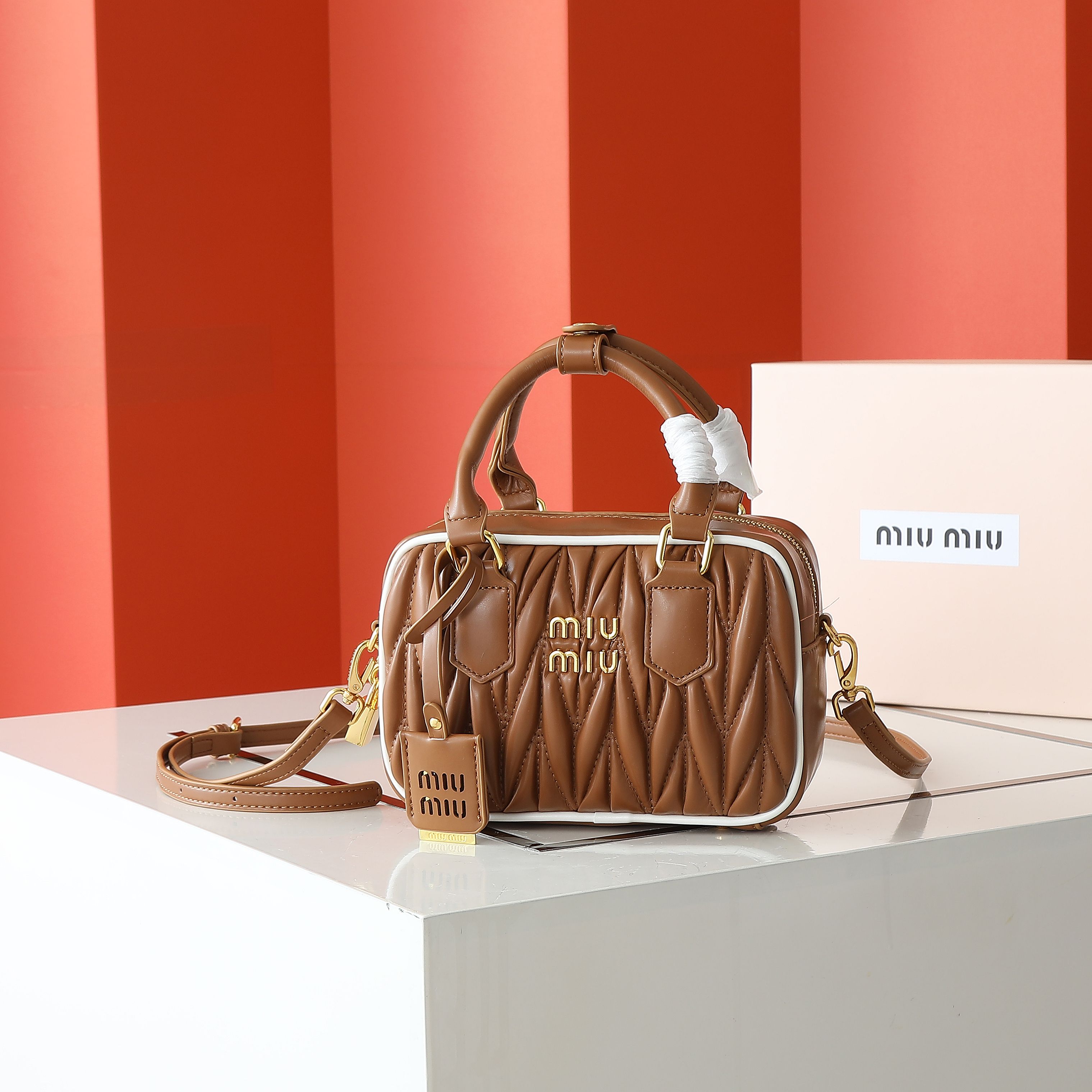 配盒秋冬到了，让miumiu的保龄球包为你扛大旗|||救命啊！！！这款保龄球包也太可爱了吧！
超百搭
必