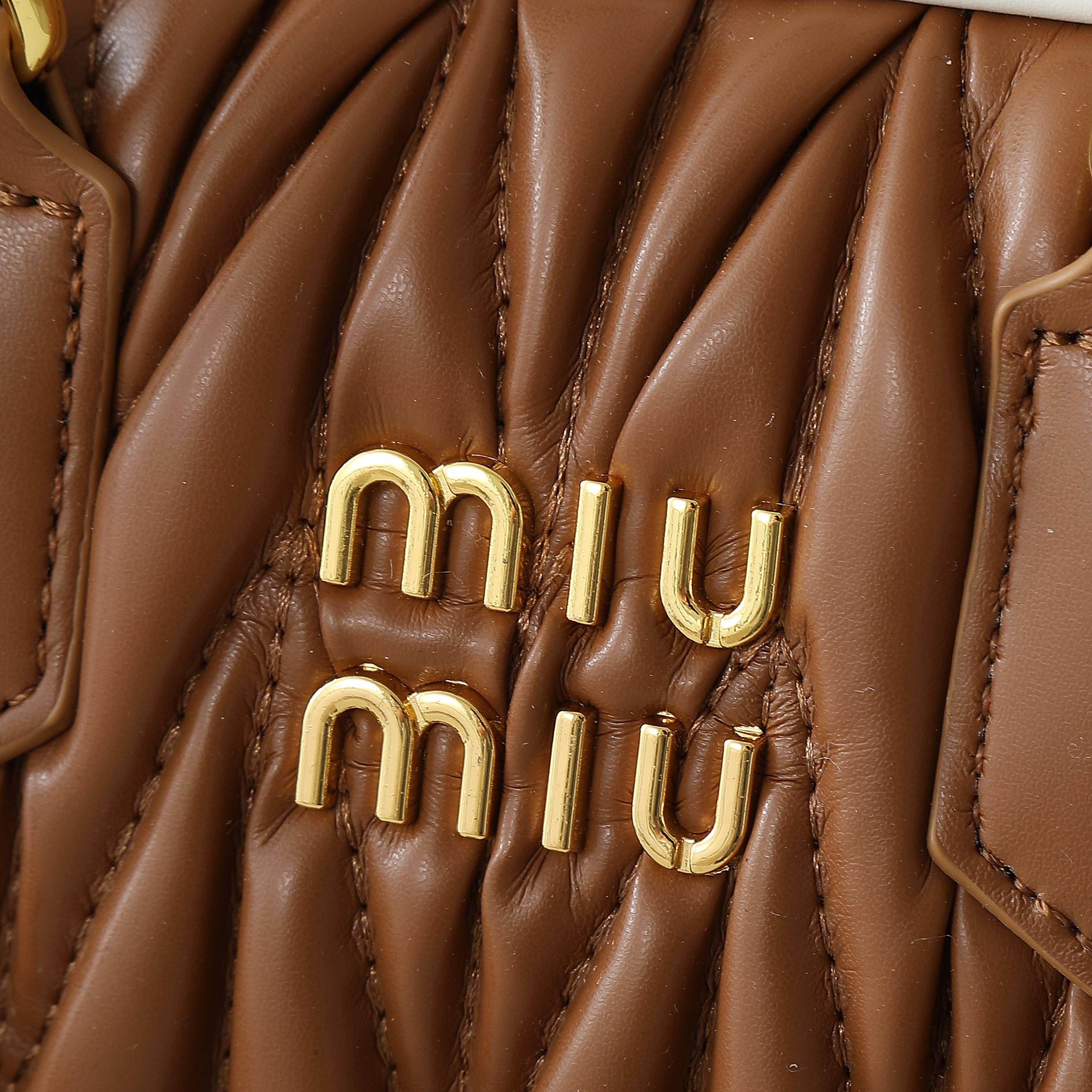 配盒秋冬到了，让miumiu的保龄球包为你扛大旗|||救命啊！！！这款保龄球包也太可爱了吧！
超百搭
必