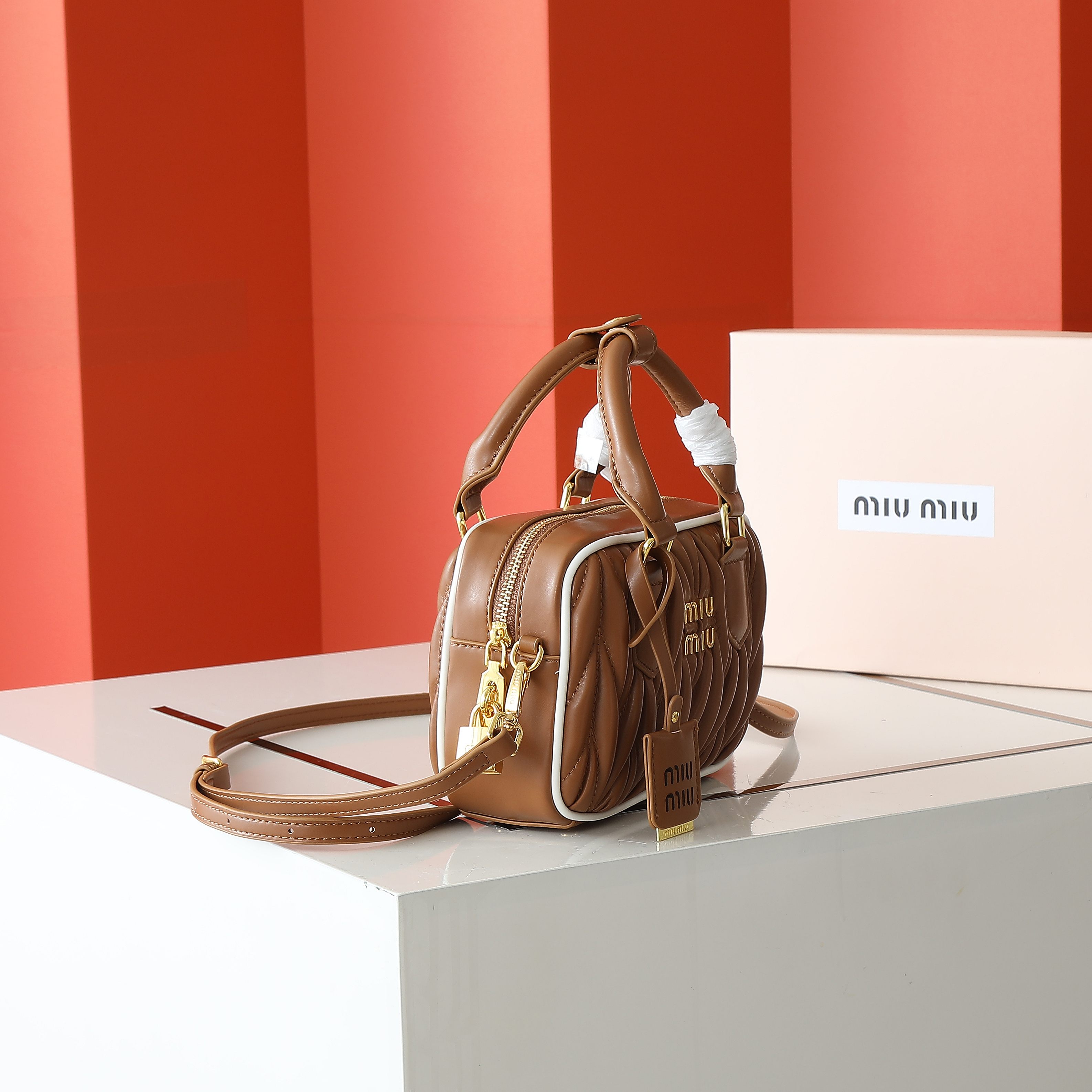 配盒秋冬到了，让miumiu的保龄球包为你扛大旗|||救命啊！！！这款保龄球包也太可爱了吧！
超百搭
必