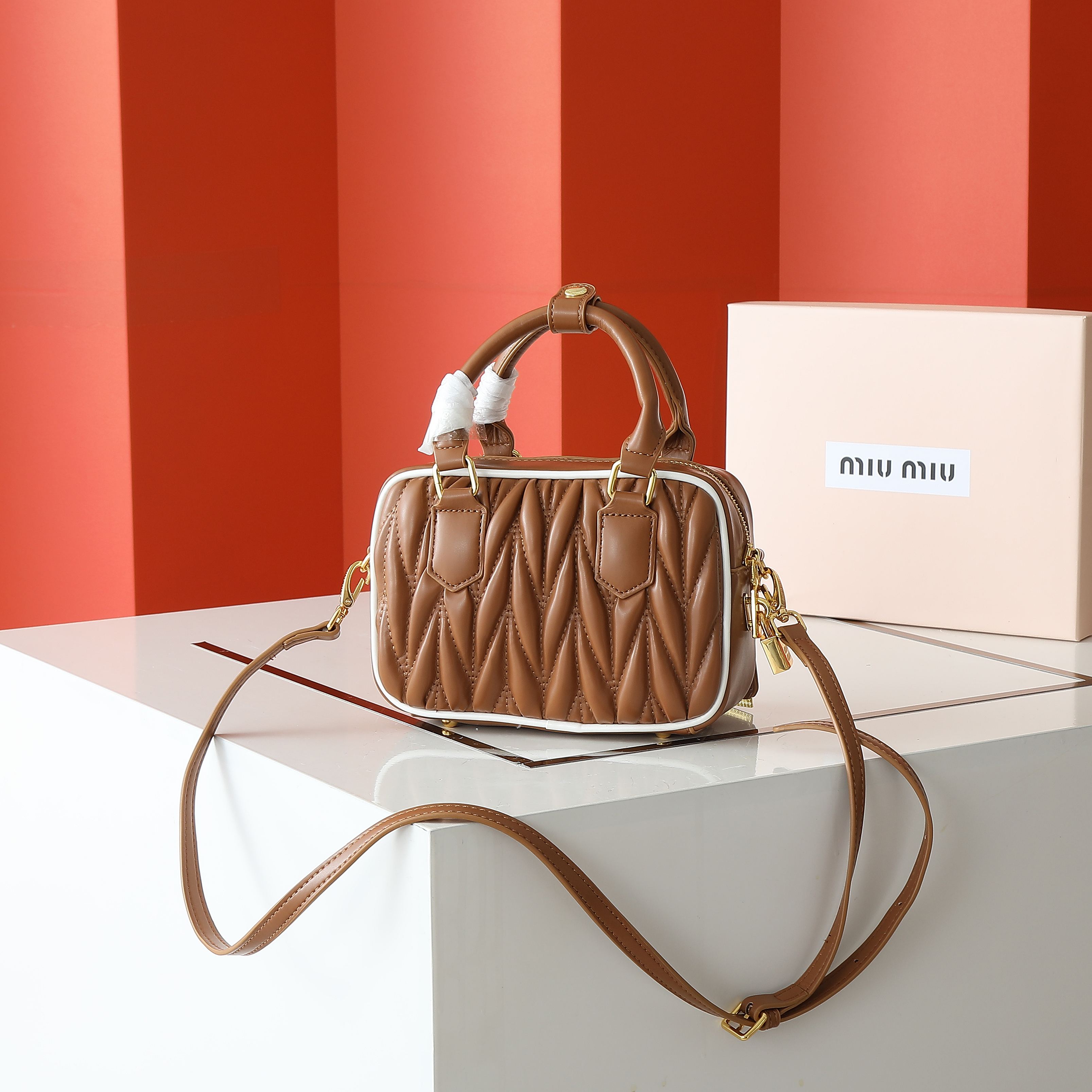 配盒秋冬到了，让miumiu的保龄球包为你扛大旗|||救命啊！！！这款保龄球包也太可爱了吧！
超百搭
必