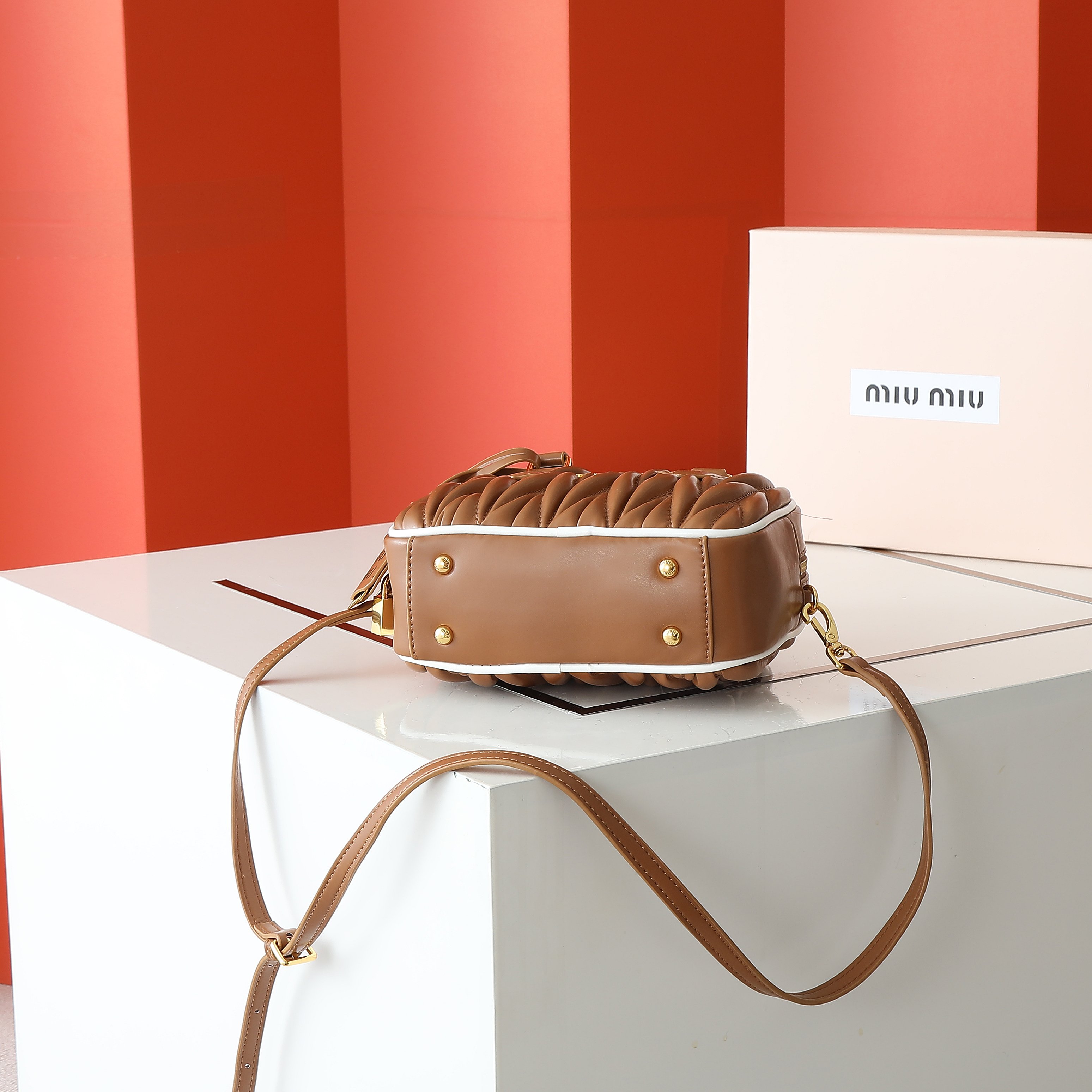 配盒秋冬到了，让miumiu的保龄球包为你扛大旗|||救命啊！！！这款保龄球包也太可爱了吧！
超百搭
必